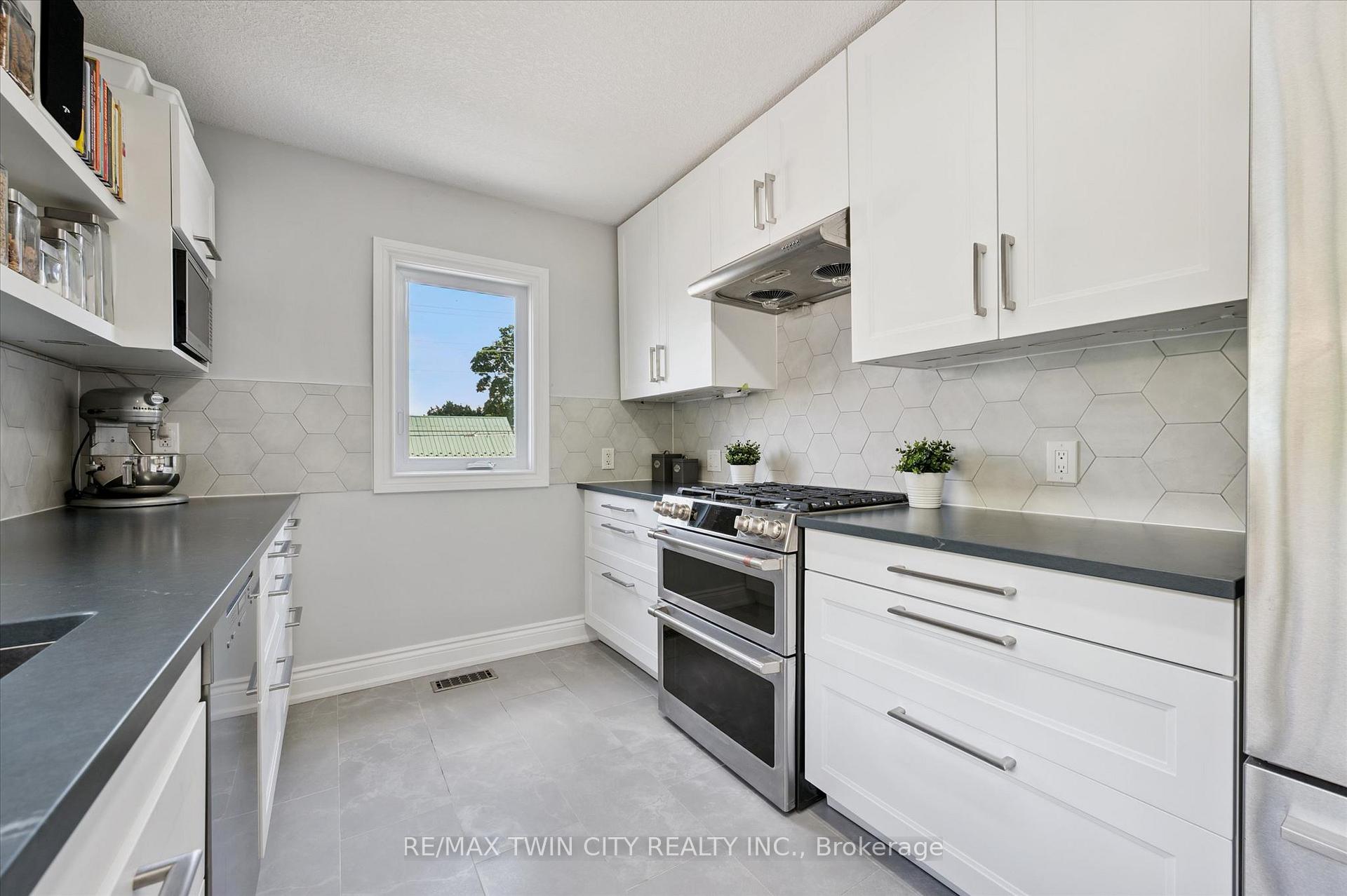 Photo 17 of 40 Madison Avenue S, Kitchener, King East — HOMEH