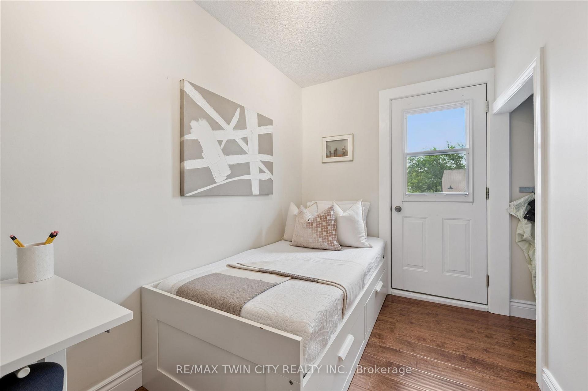 Photo 23 of 40 Madison Avenue S, Kitchener, King East — HOMEH