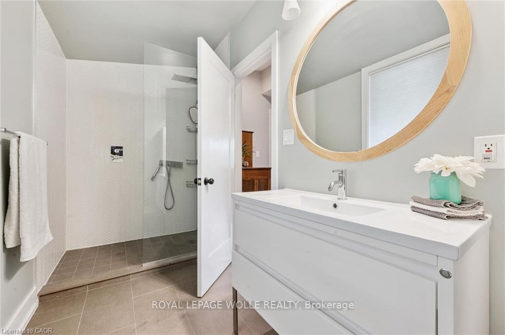 Photo 23 of 647 Brant Waterloo Road, North Dumfries, Ayr — HOMEH