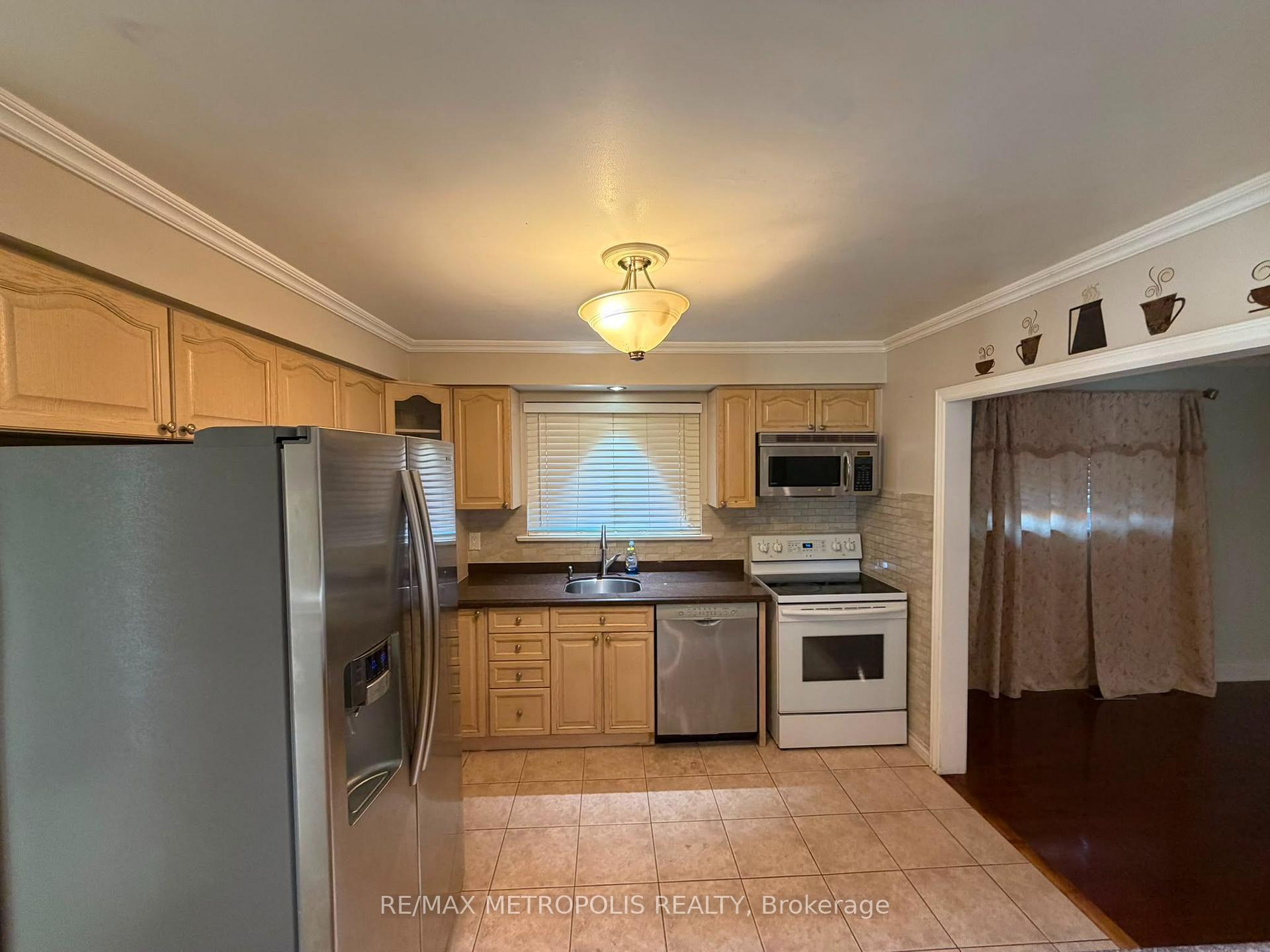 Photo 2 of Unit Upper, 37 Carlyle Crescent, Brampton, Brampton East — HOMEH