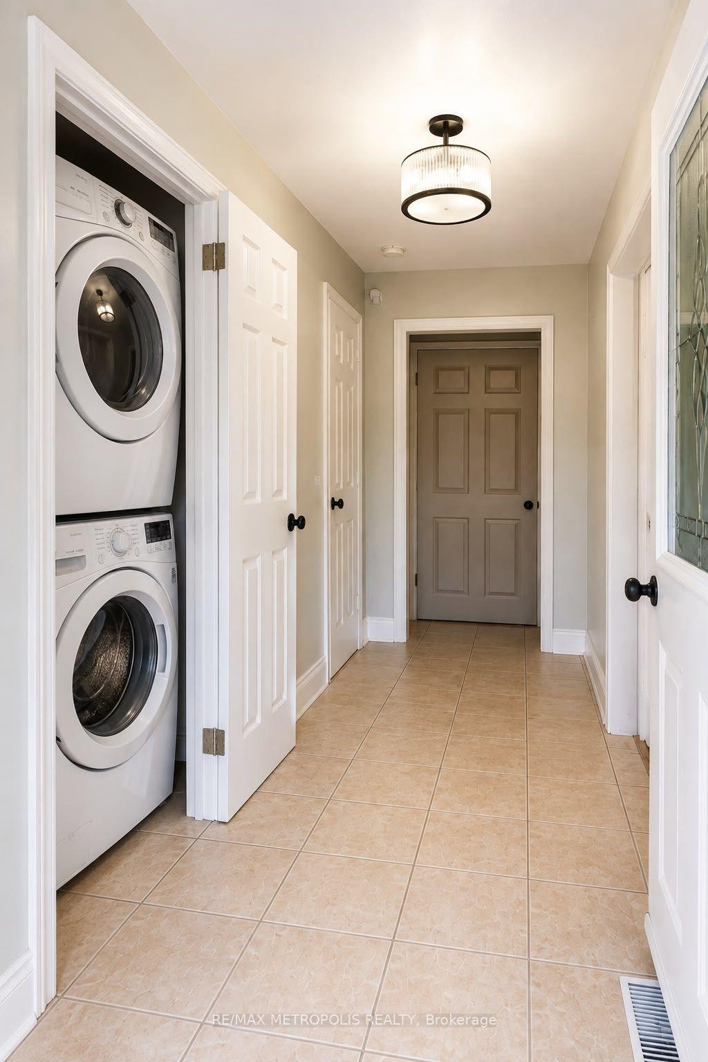 Photo 3 of Unit Upper, 37 Carlyle Crescent, Brampton, Brampton East — HOMEH