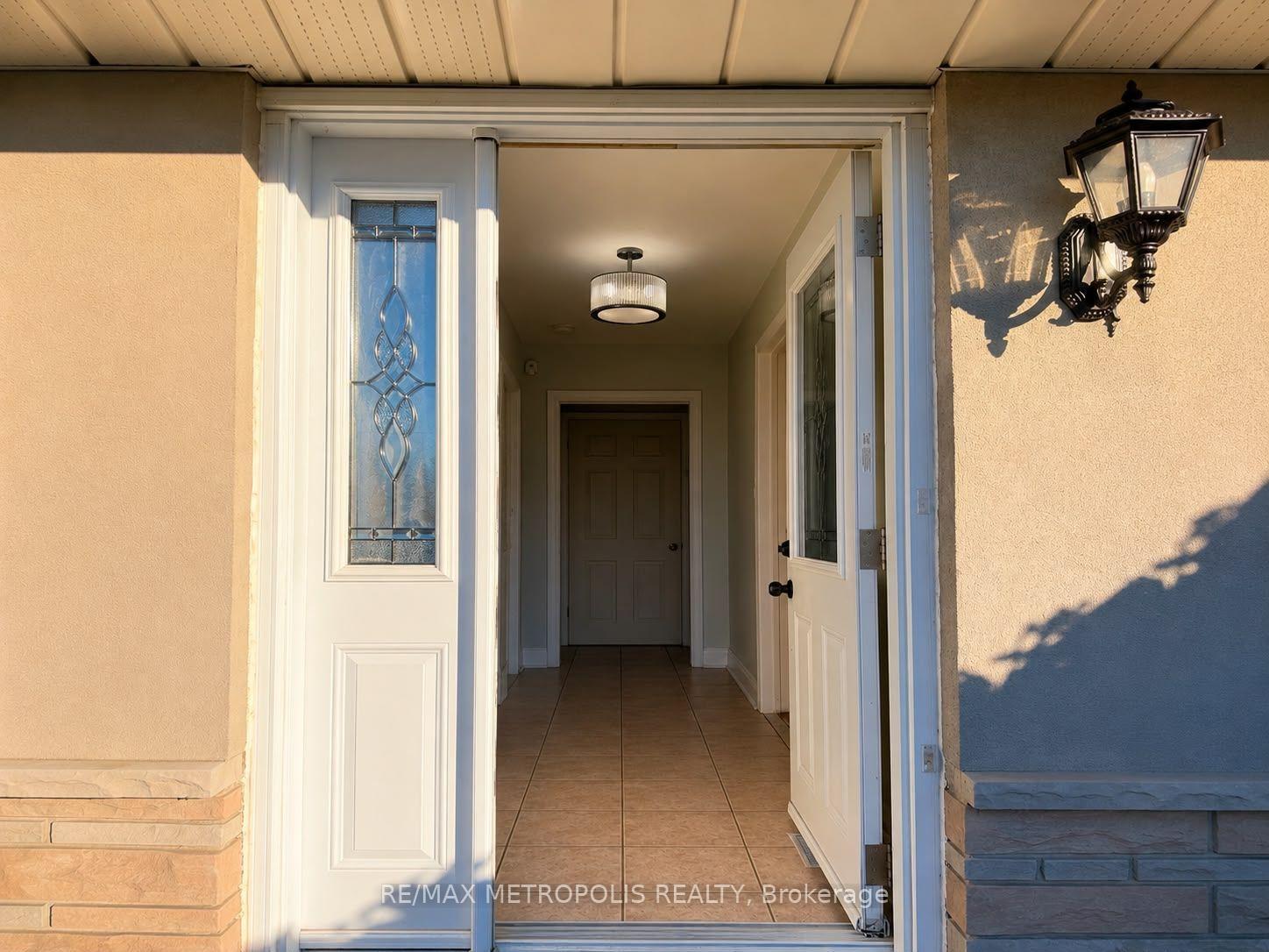 Photo 8 of Unit Upper, 37 Carlyle Crescent, Brampton, Brampton East — HOMEH
