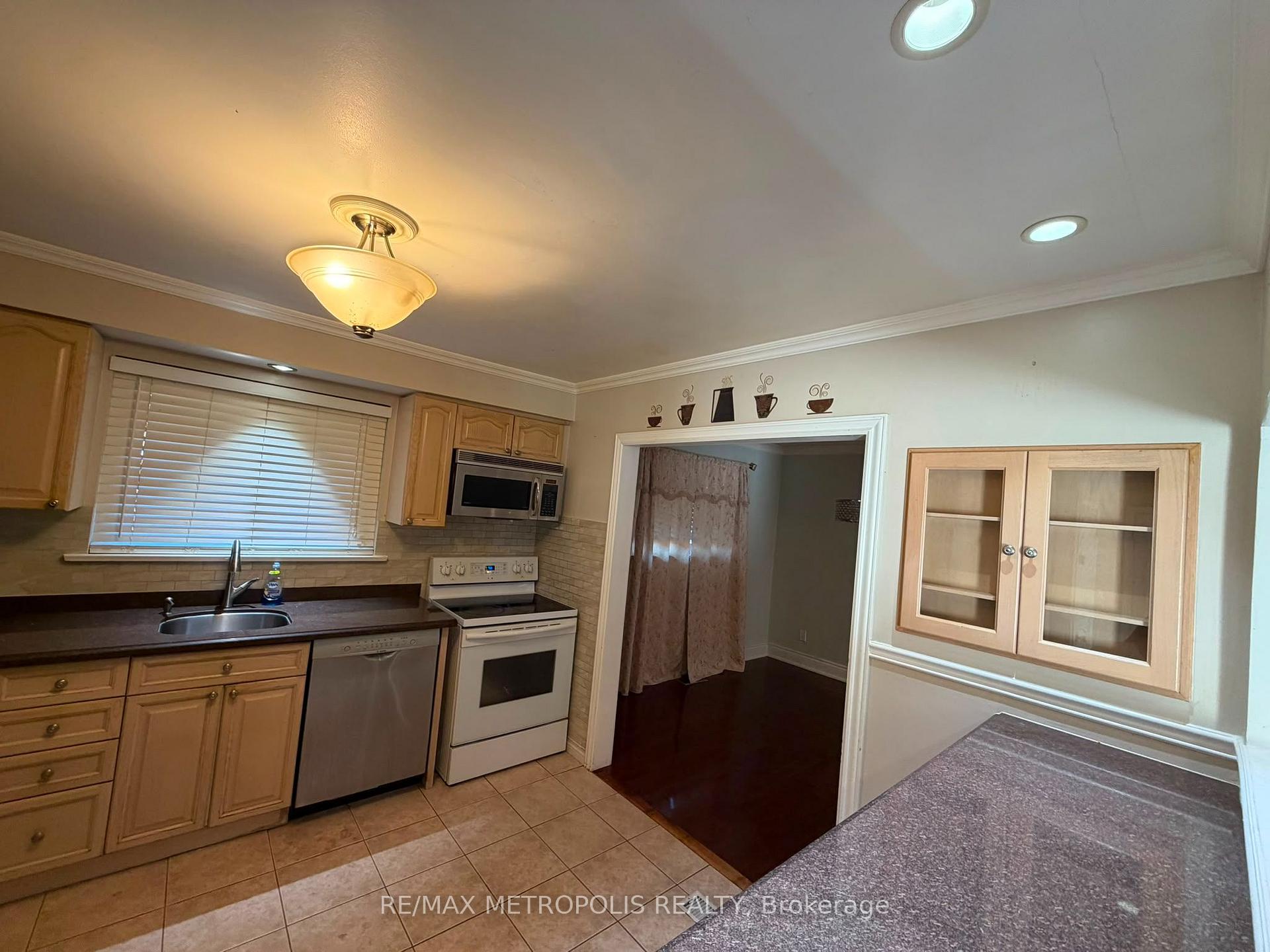 Photo 10 of Unit Upper, 37 Carlyle Crescent, Brampton, Brampton East — HOMEH