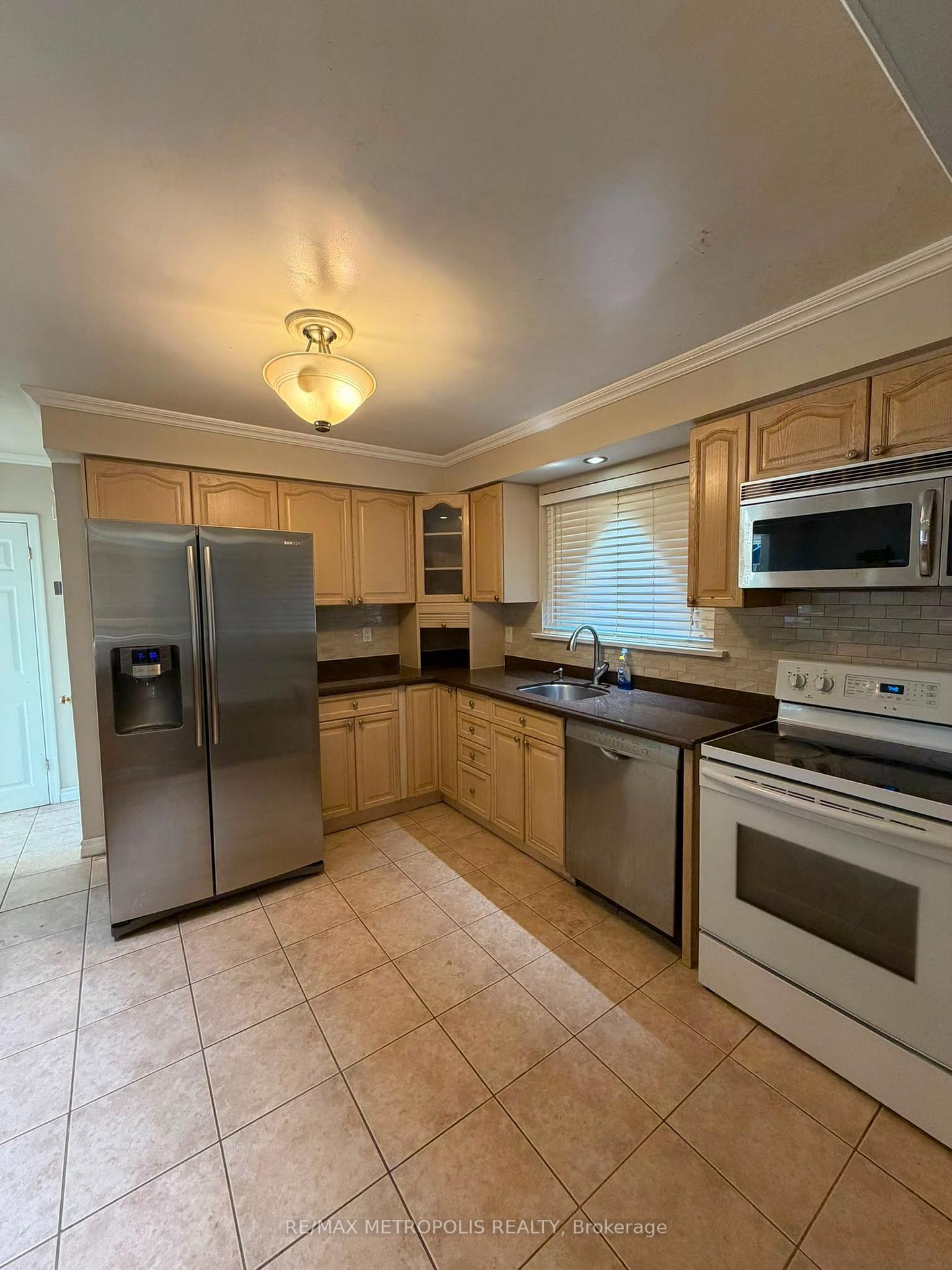Photo 20 of Unit Upper, 37 Carlyle Crescent, Brampton, Brampton East — HOMEH