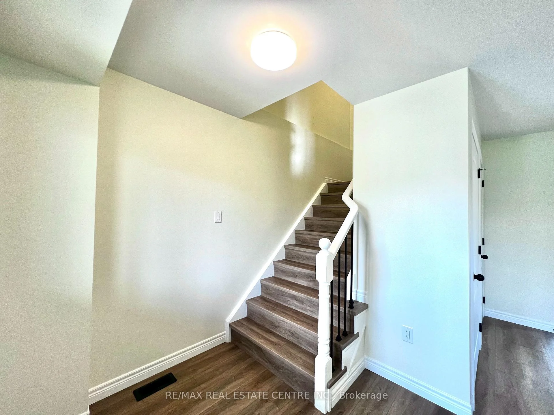 Photo 15 of 716 Russel Court, Shelburne — HOMEH