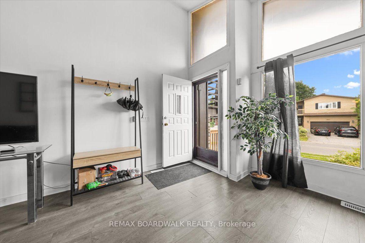 Photo 3 of 1864 Lenester Avenue W, Ottawa, McKellar Heights/Glabar Park — HOMEH