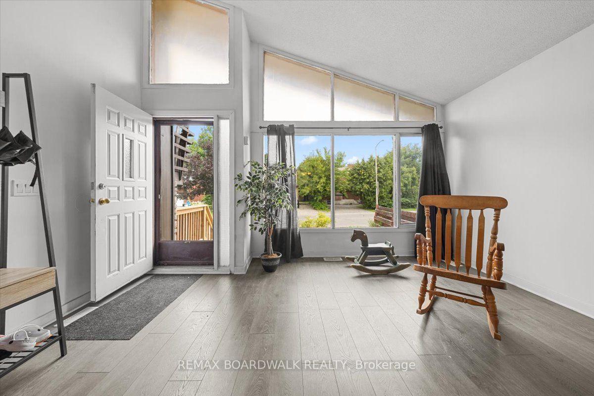 Photo 4 of 1864 Lenester Avenue W, Ottawa, McKellar Heights/Glabar Park — HOMEH