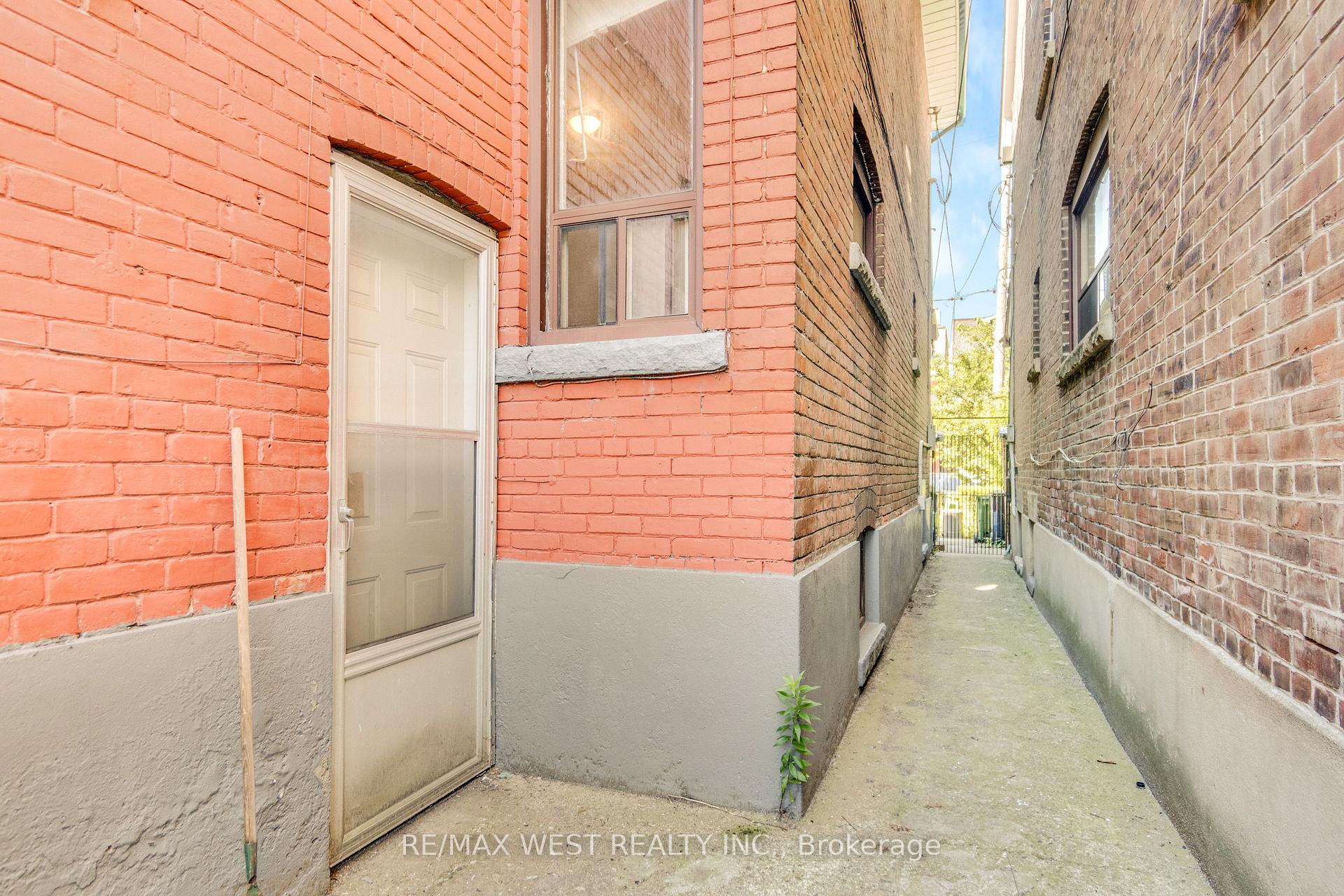Photo 3 of 649 Crawford Street N, Toronto, Palmerston-Little Italy — HOMEH