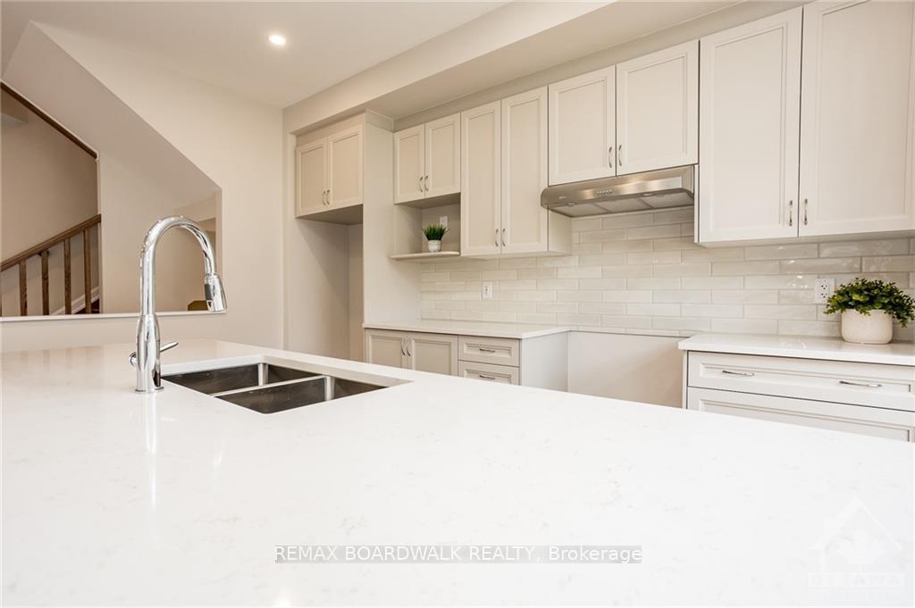 Photo 10 of 262 Tullaghan Heights, Ottawa, Barrhaven - Half Moon Bay — HOMEH