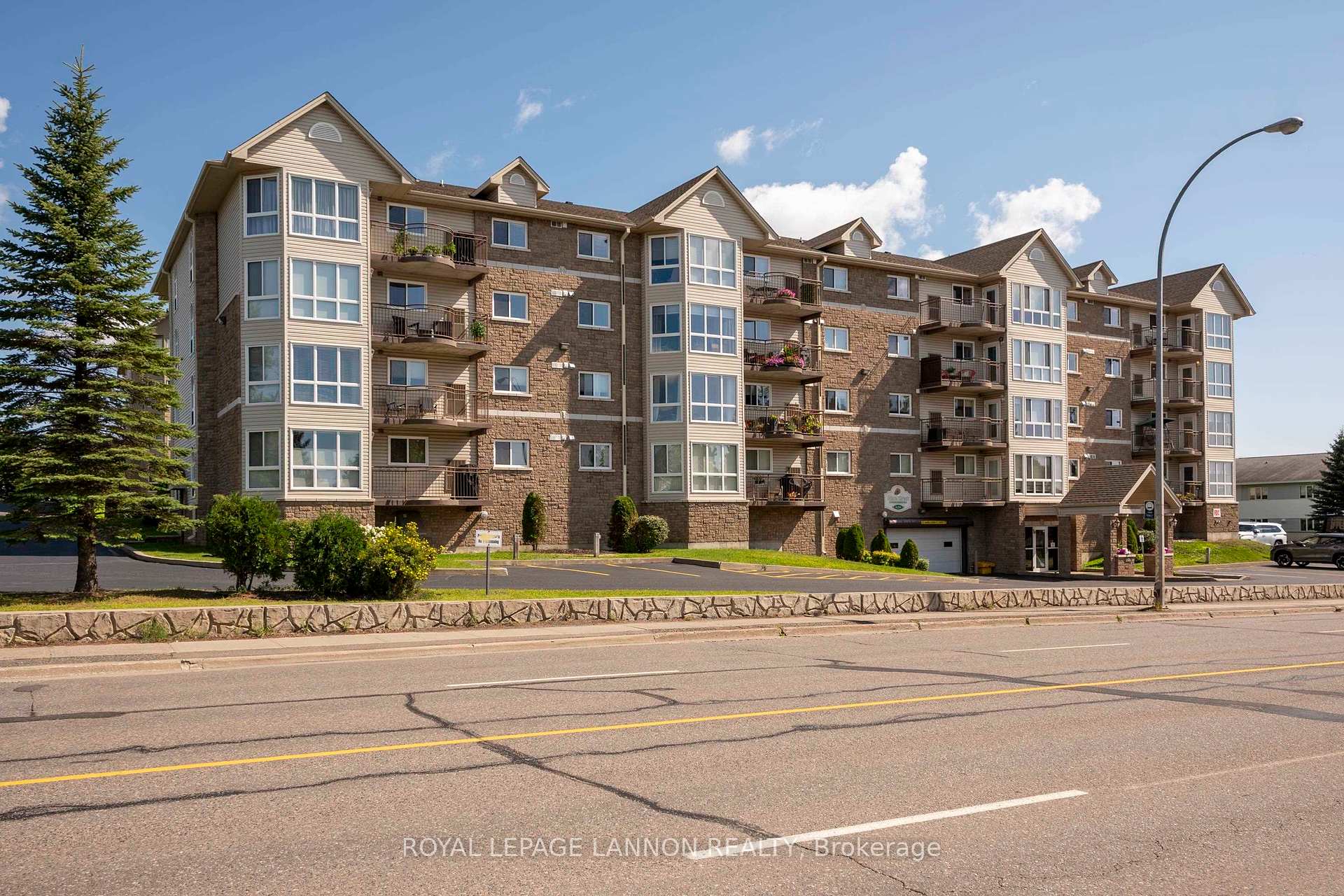 Photo 2 of 208-620 Red River Rd, Thunder Bay, College Heights — HOMEH