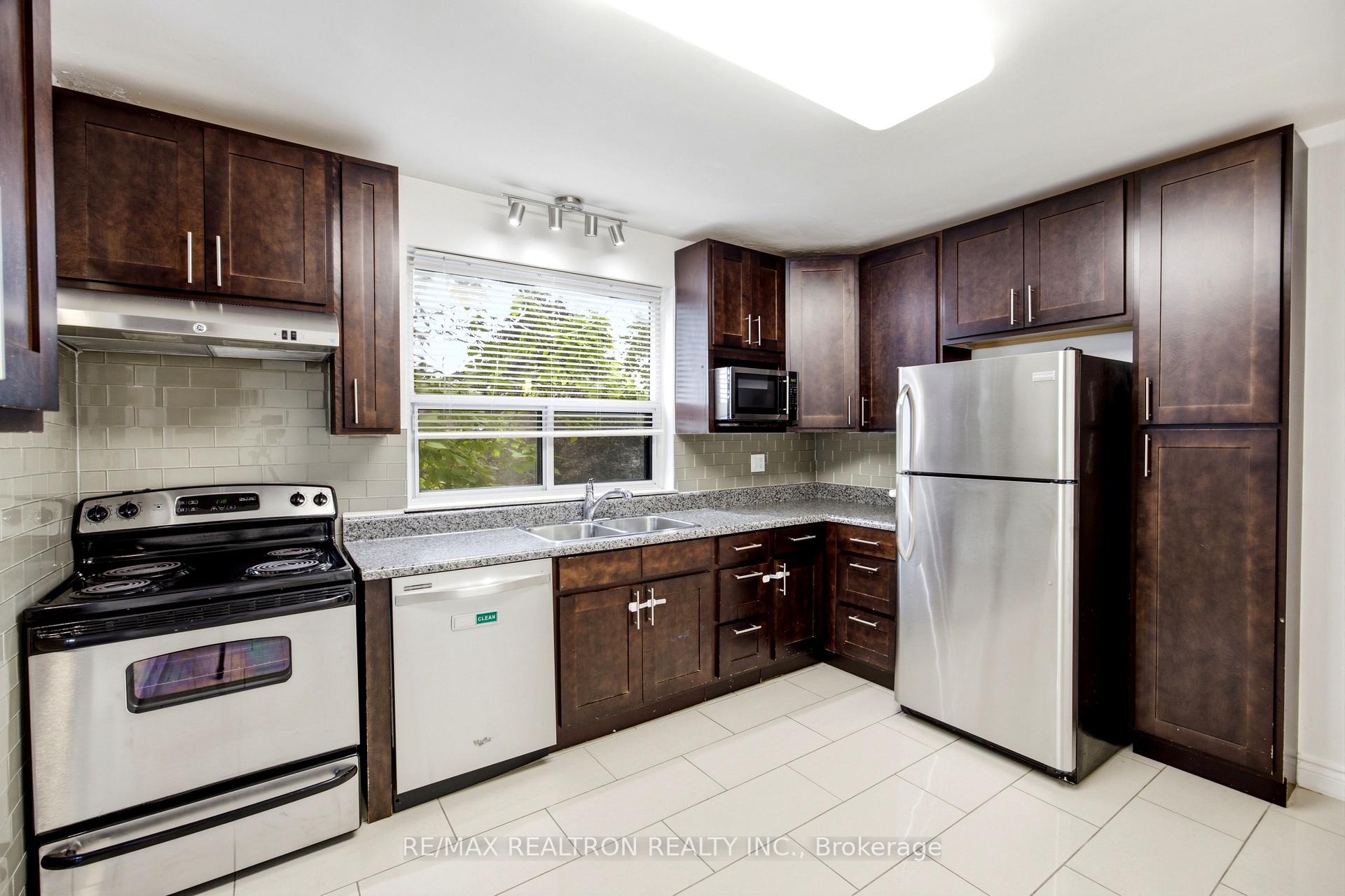 Photo 5 of Unit 7, 26 Meadowbrook Road, Toronto, Englemount-Lawrence — HOMEH