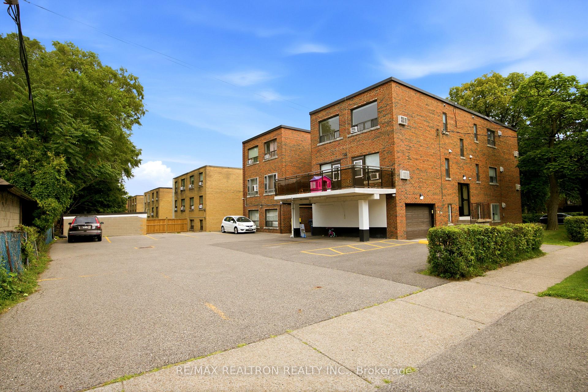 Photo 13 of Unit 7, 26 Meadowbrook Road, Toronto, Englemount-Lawrence — HOMEH