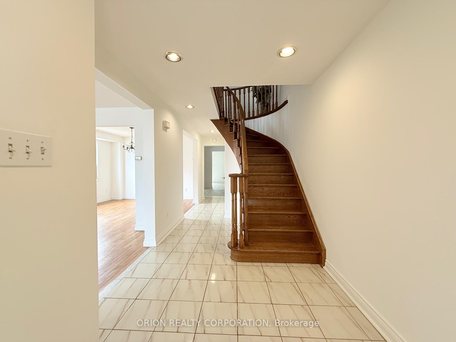 Photo 6 of Unit Upper, 274 Viewmount Avenue, North York, Yorkdale-Glen Park — HOMEH