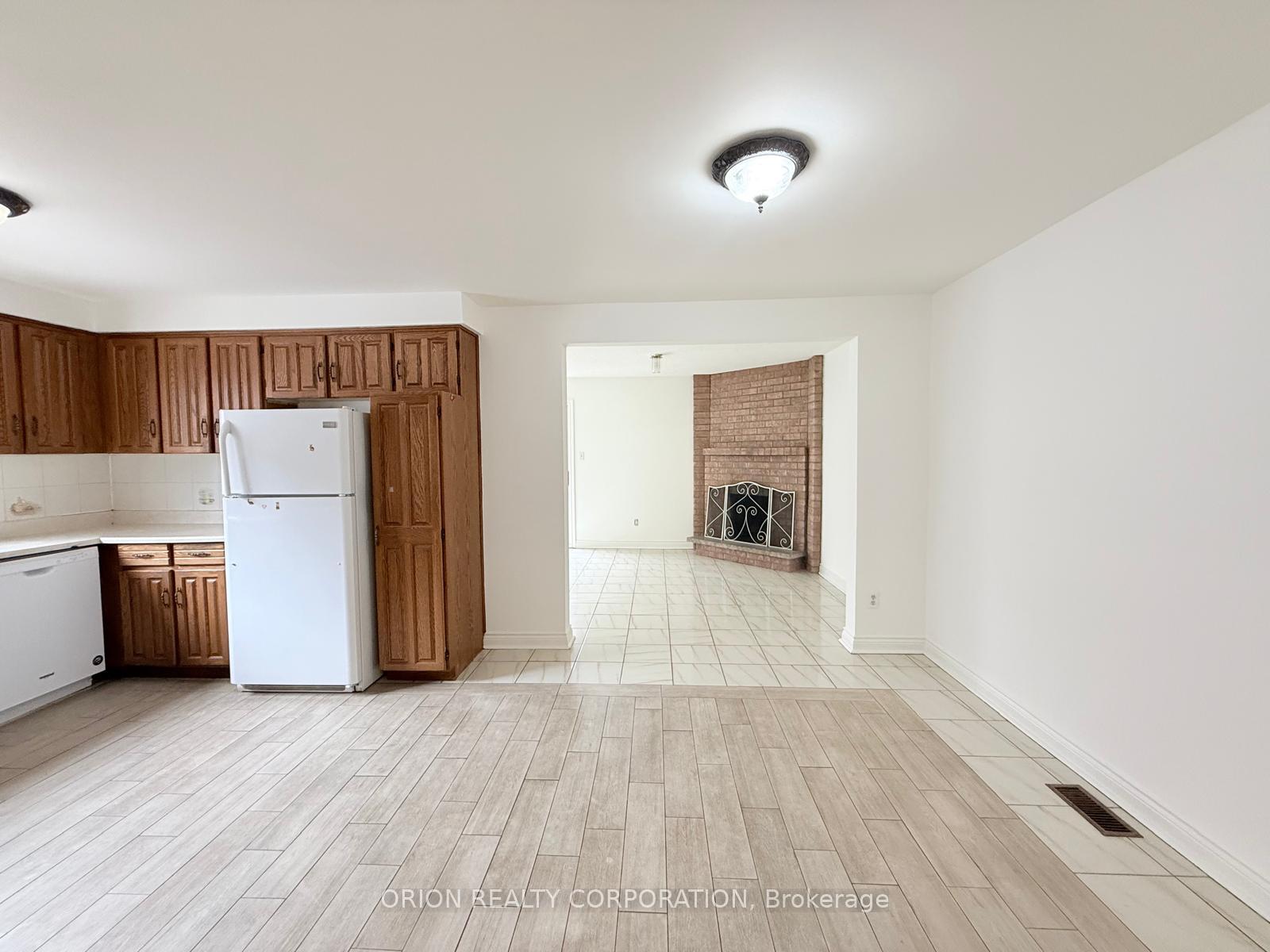 Photo 12 of Unit Upper, 274 Viewmount Avenue, North York, Yorkdale-Glen Park — HOMEH