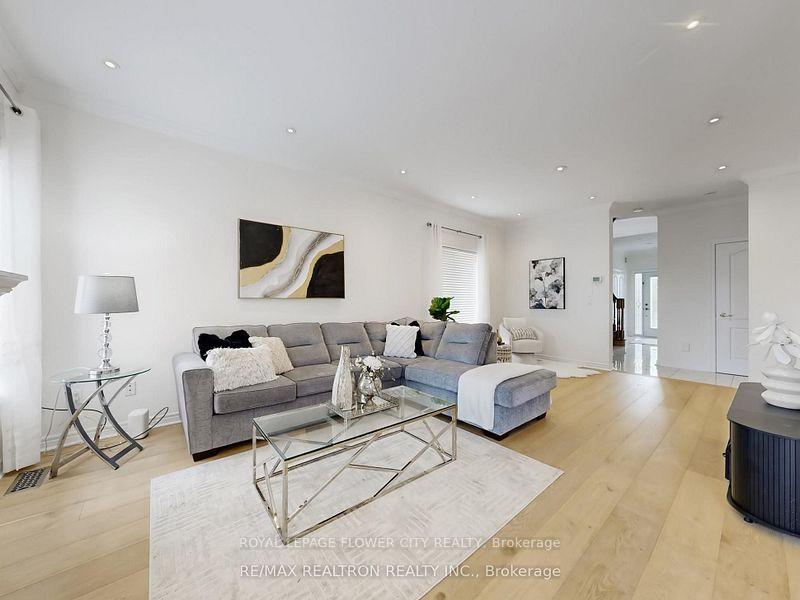 Photo 2 of Unit Main, 60 Colombo Crescent, Vaughan, Maple — HOMEH