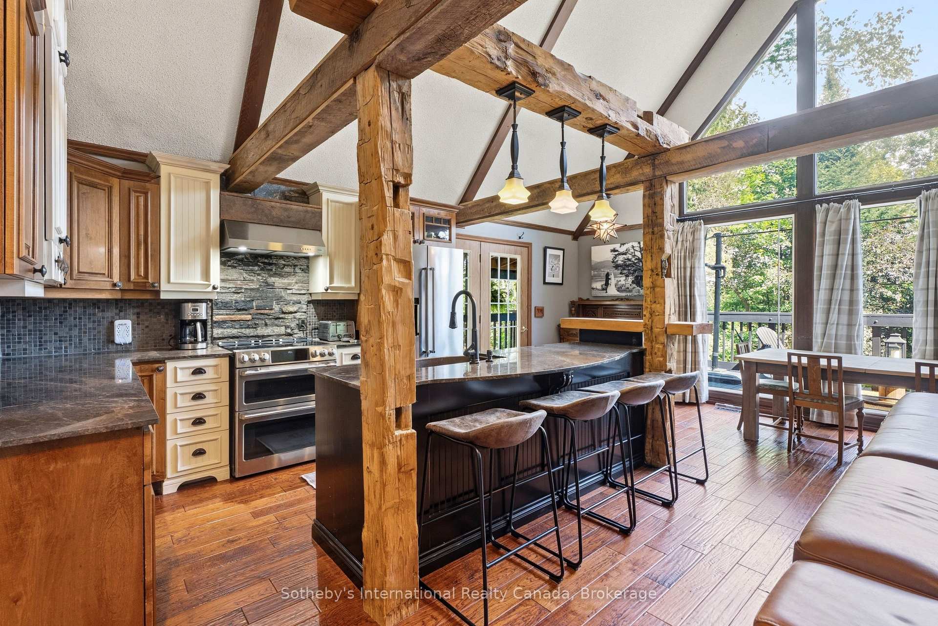 Photo 14 of 132 Douglas Drive, Bracebridge, Macaulay — HOMEH