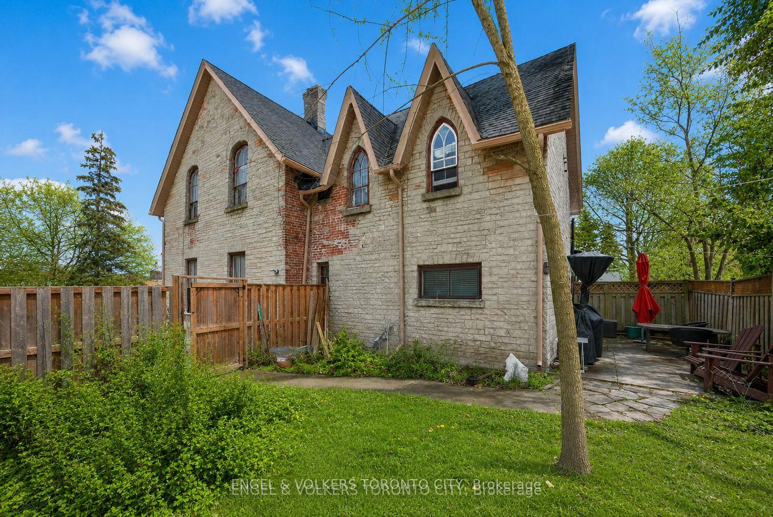 Photo 2 of 64 High Street, Barrie, Queen's Park — HOMEH