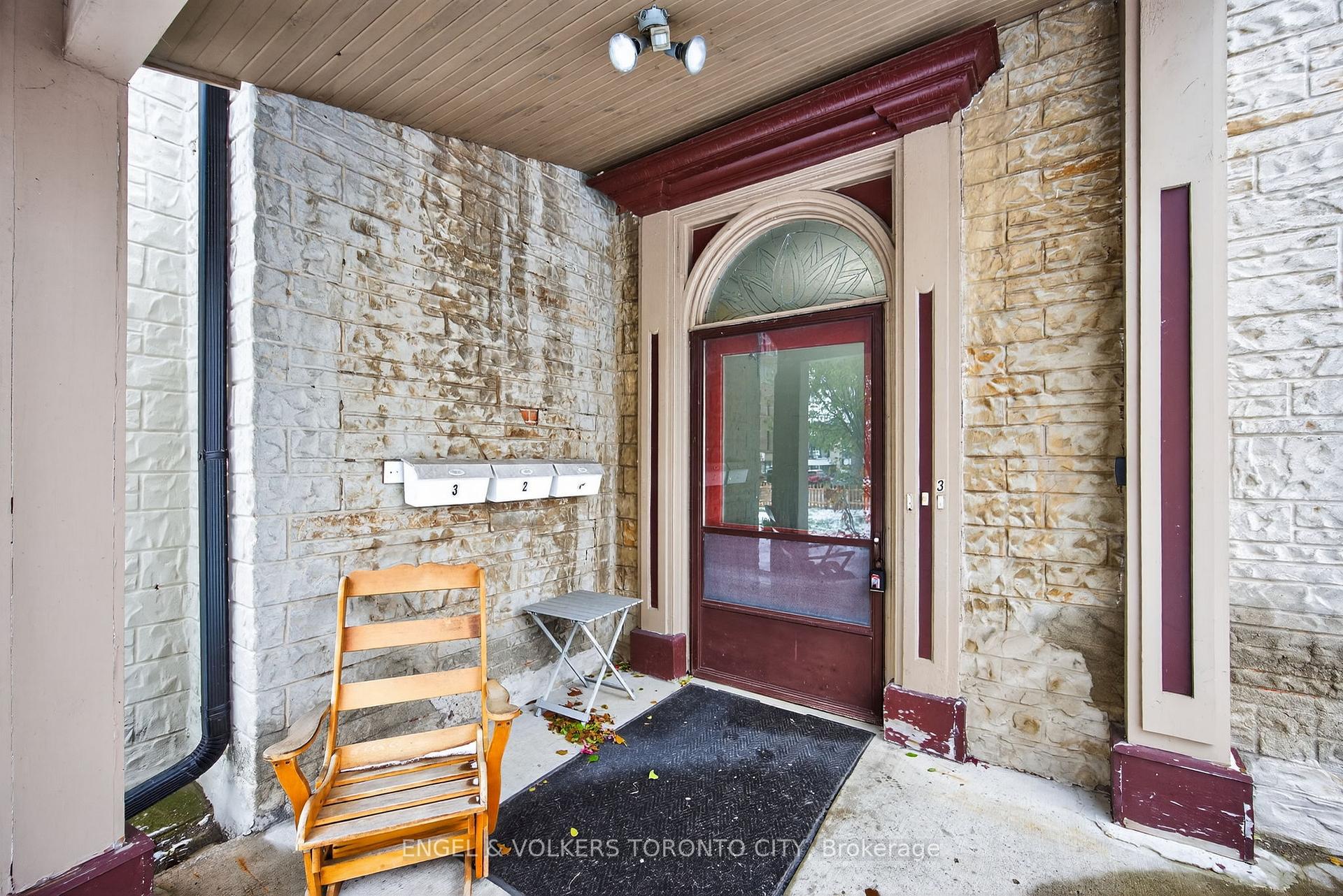 Photo 4 of 64 High Street, Barrie, Queen's Park — HOMEH