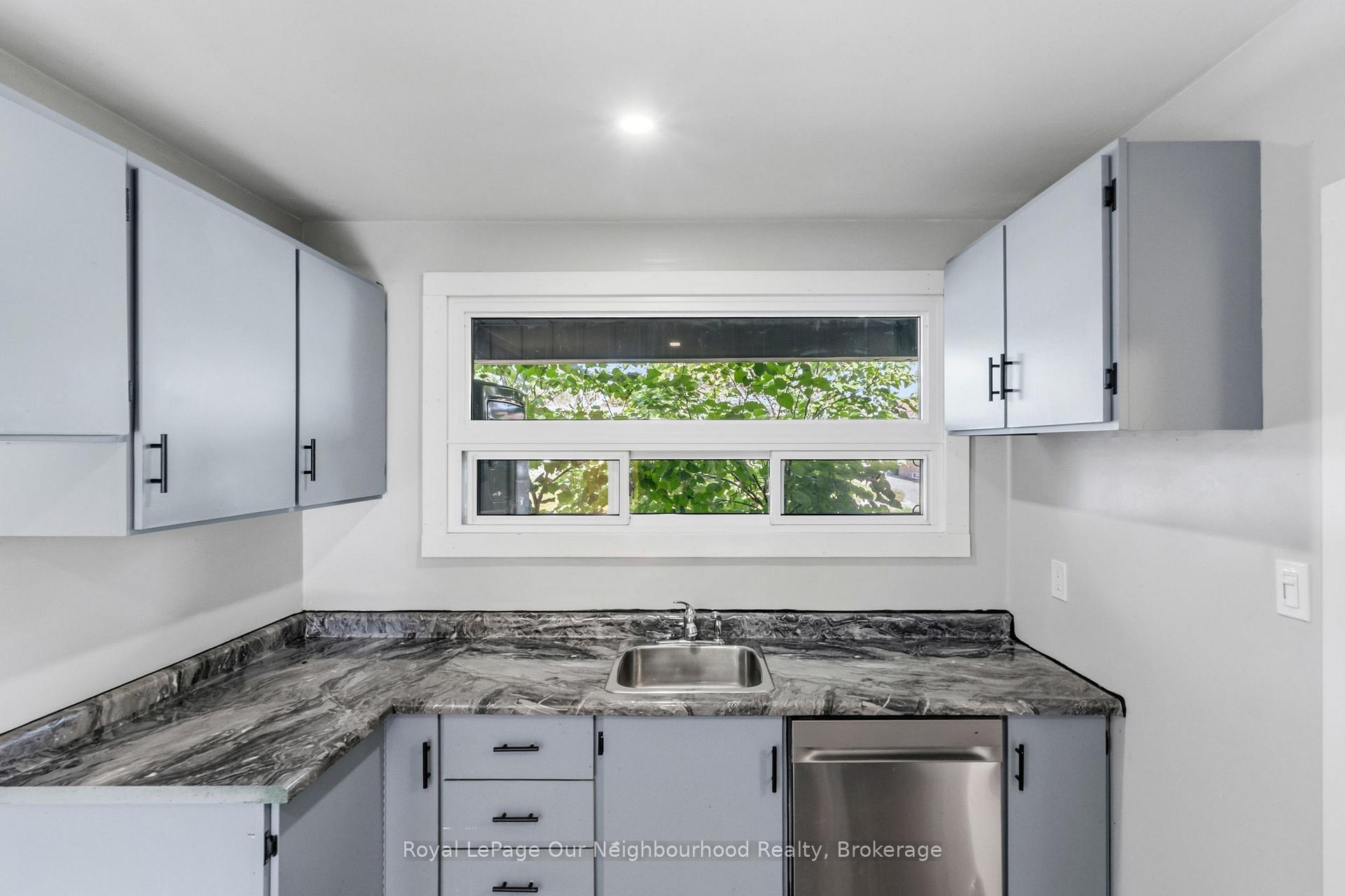 Photo 10 of 1016 Centre Street N, Whitby, Williamsburg — HOMEH