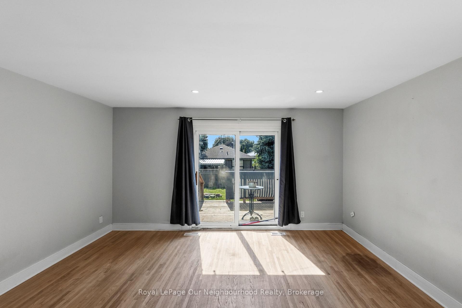 Photo 13 of 1016 Centre Street N, Whitby, Williamsburg — HOMEH