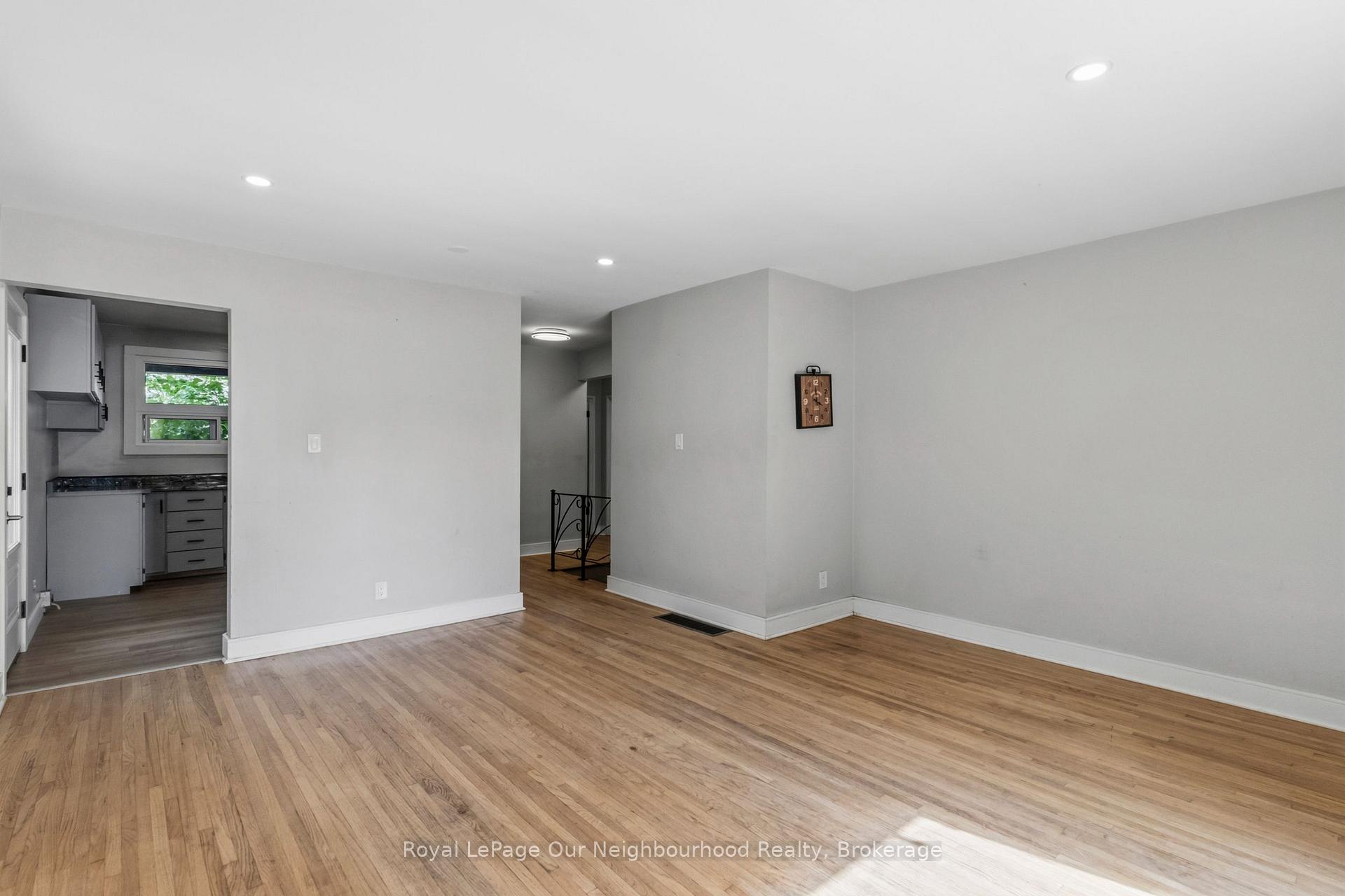 Photo 14 of 1016 Centre Street N, Whitby, Williamsburg — HOMEH