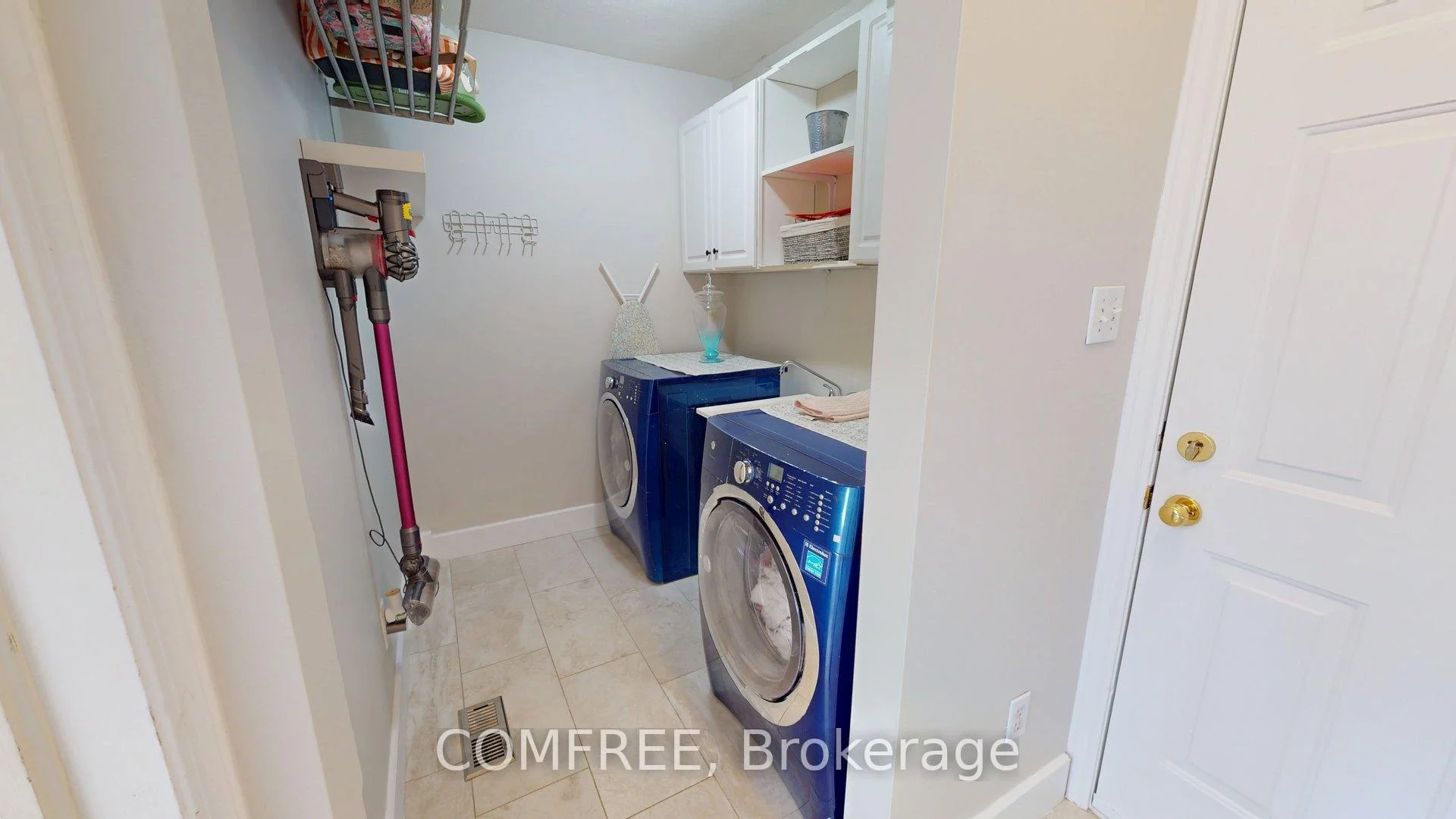 Photo 20 of 723 Munich Circle, Waterloo, Clair Hills — HOMEH