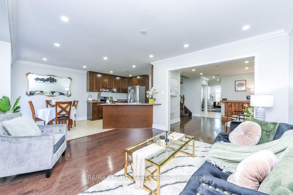 Photo 12 of 22 Robert Parkingson Drive W, Brampton, Northwest Brampton — HOMEH