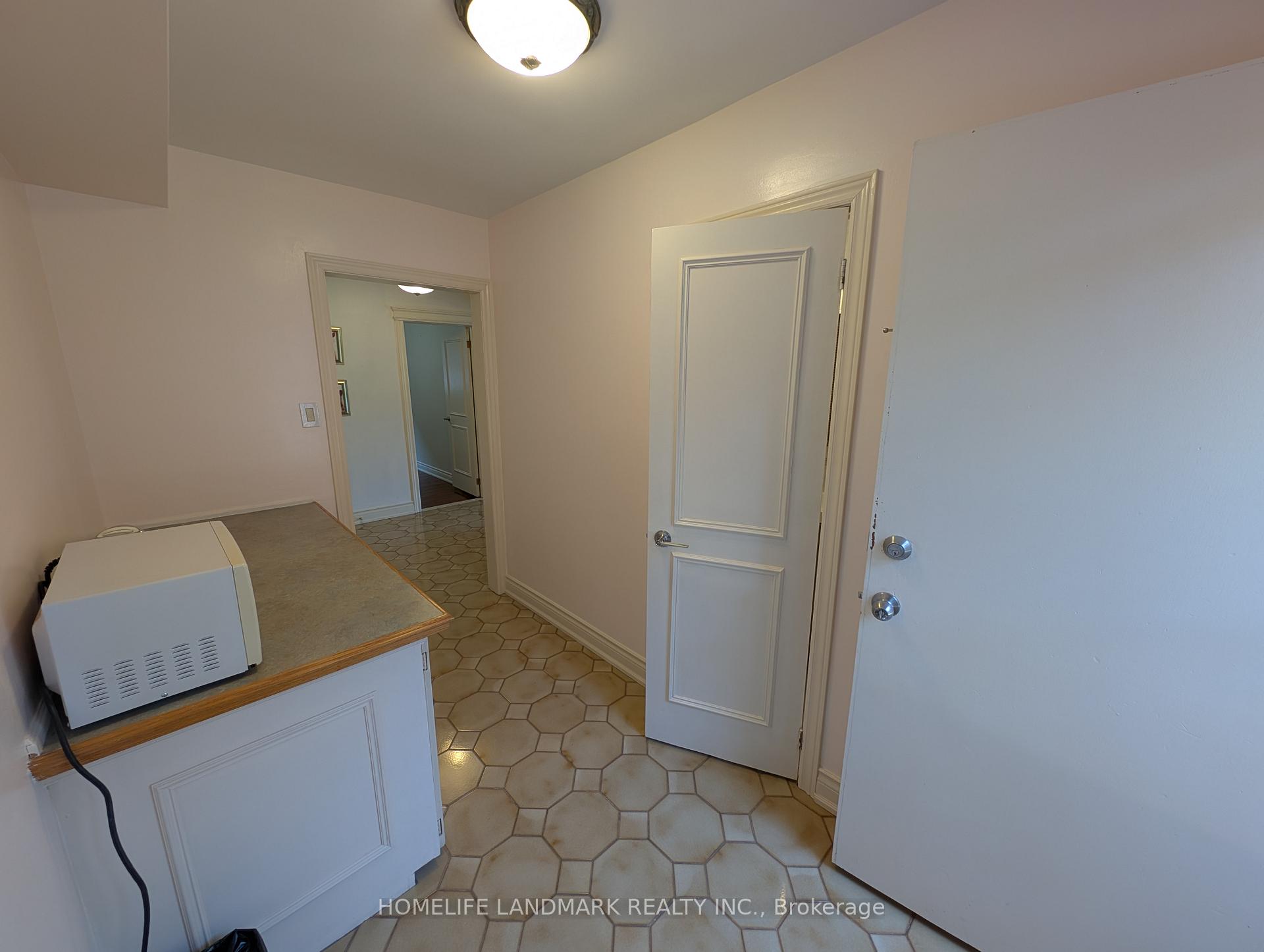 Photo 2 of Unit (ground level unit), 56 Bickerton Crescent, North York, Pleasant View — HOMEH