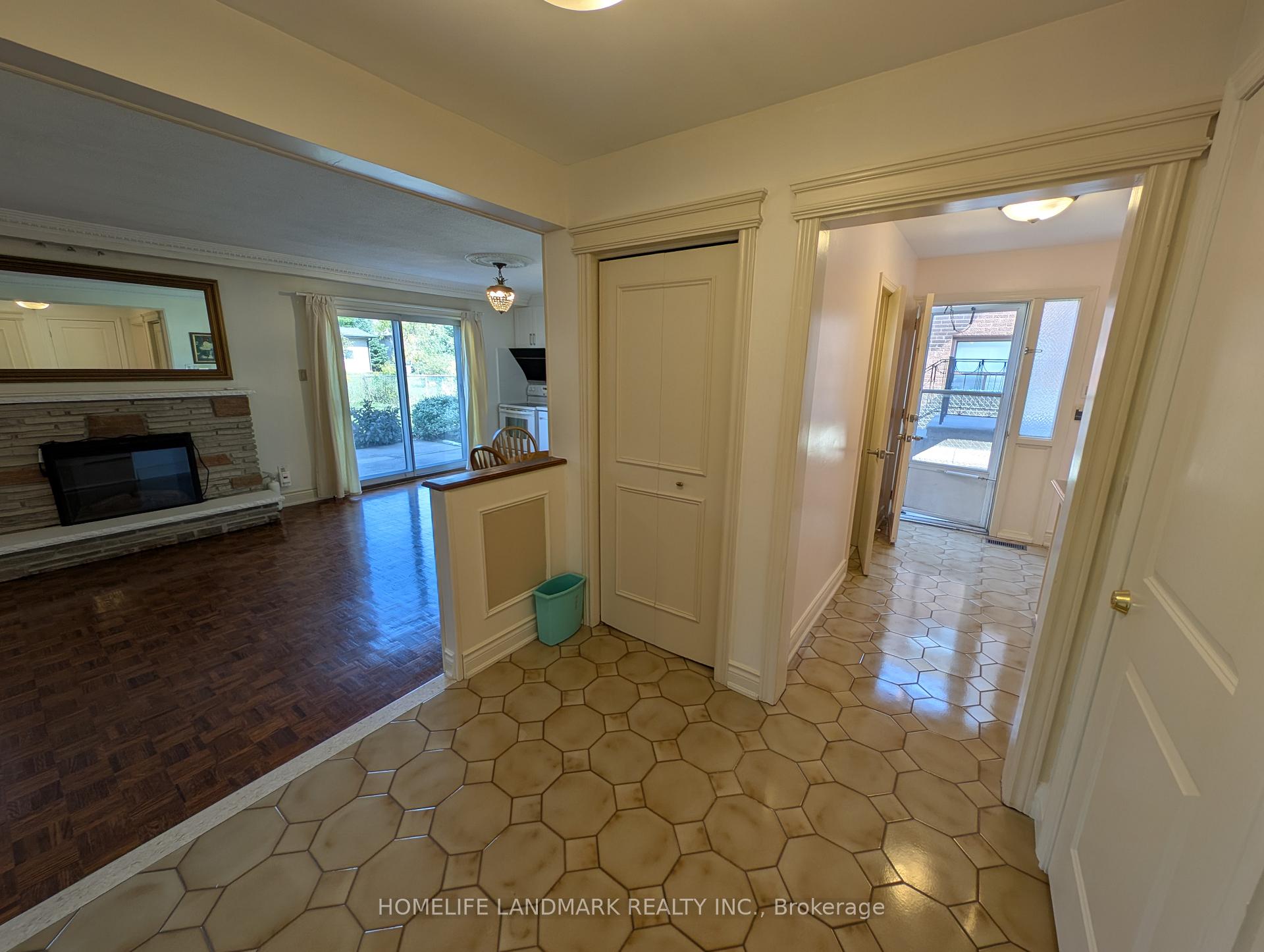 Photo 4 of Unit (ground level unit), 56 Bickerton Crescent, North York, Pleasant View — HOMEH