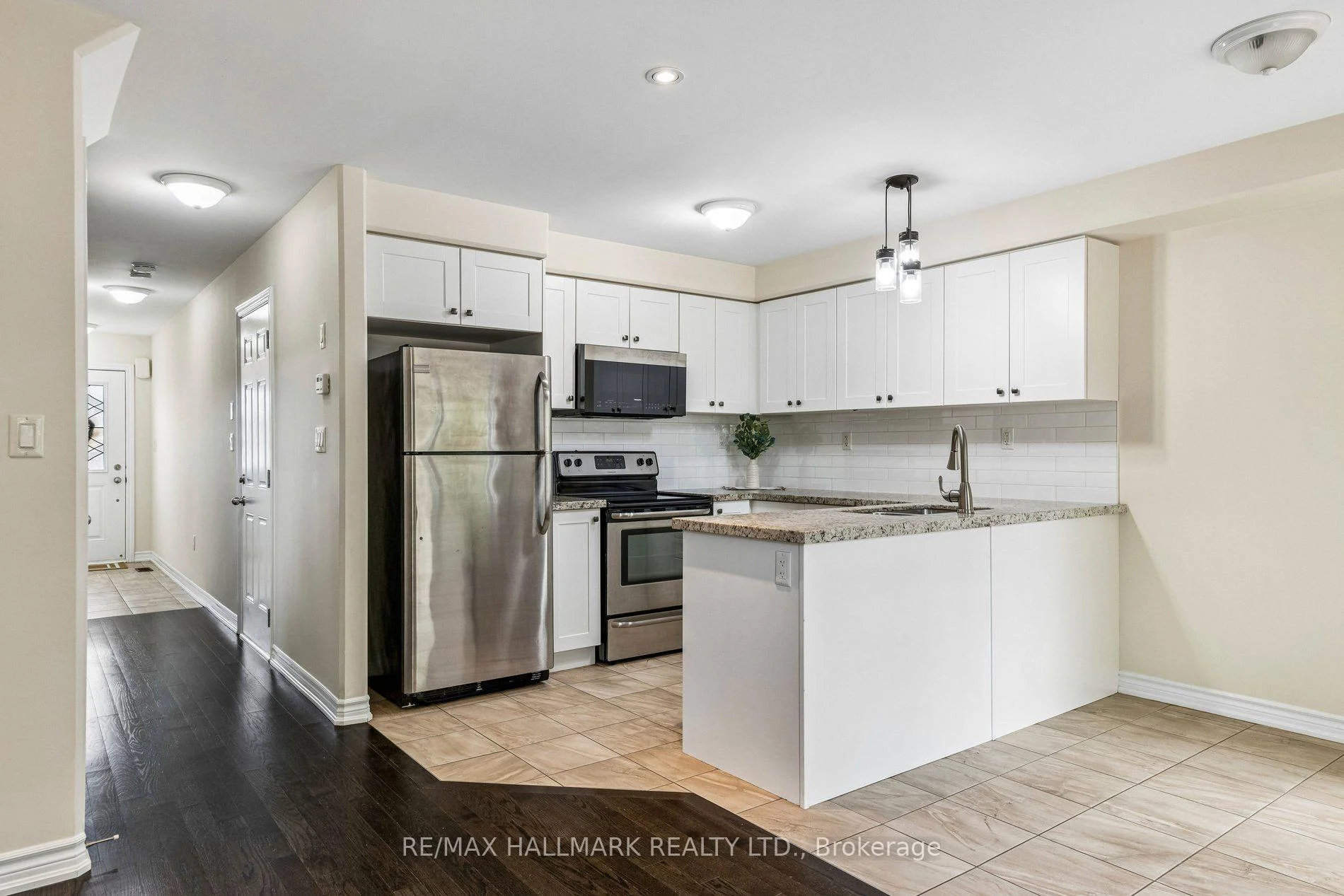 Photo 5 of 24 Markham Trail, Clarington, Bowmanville — HOMEH
