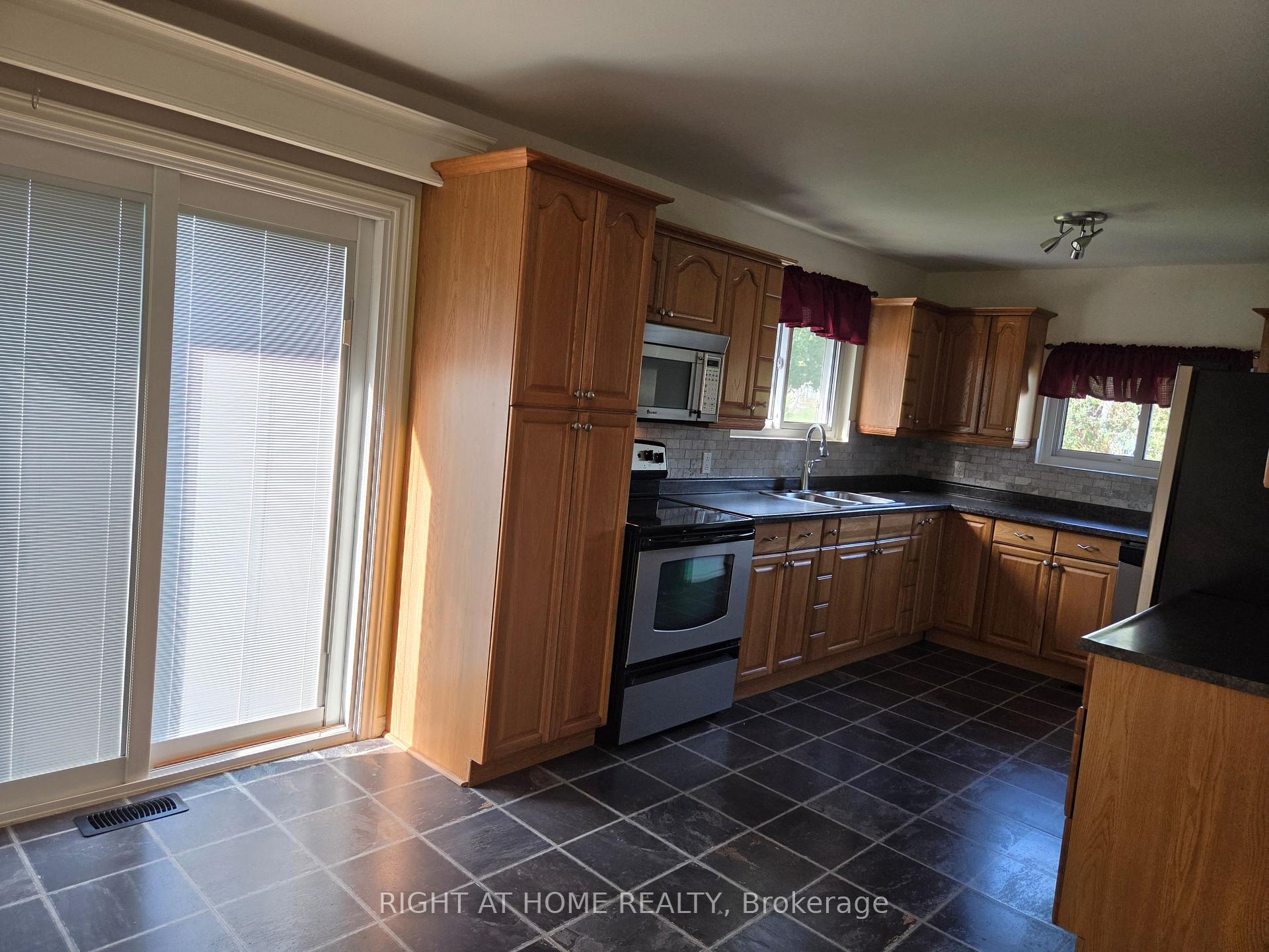 Photo 5 of 771 Third Avenue, Georgina, Historic Lakeshore Communities — HOMEH