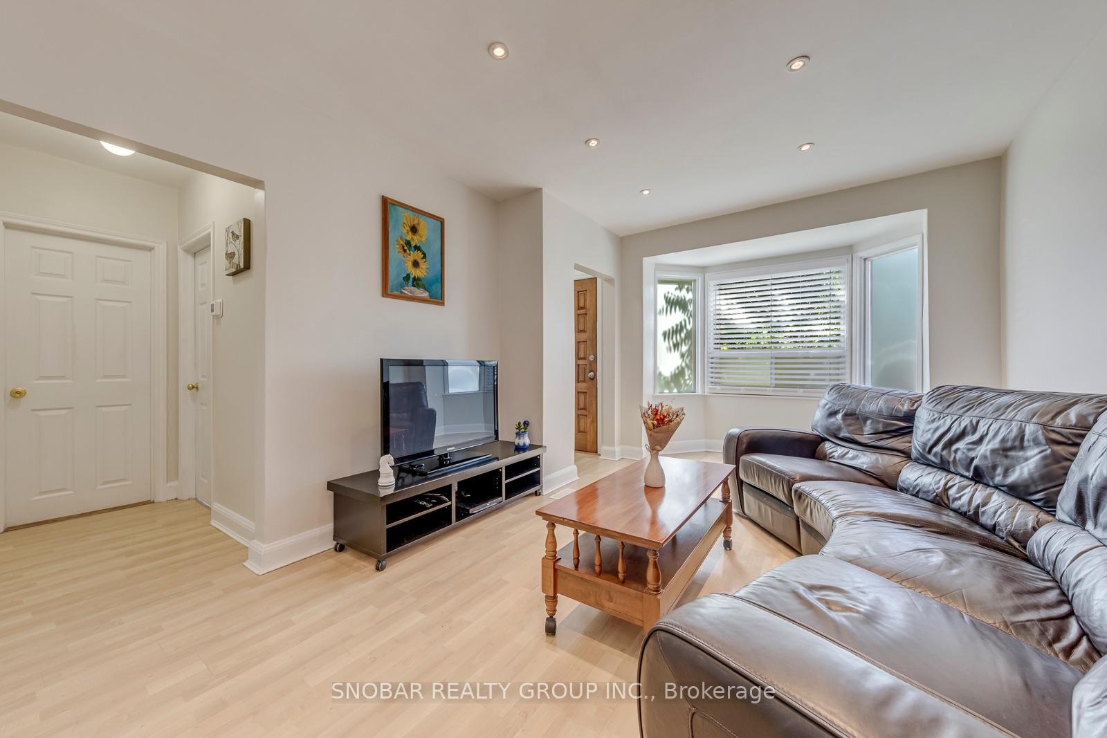 Photo 4 of 40 Dixon Road, Etobicoke, Humber Heights — HOMEH