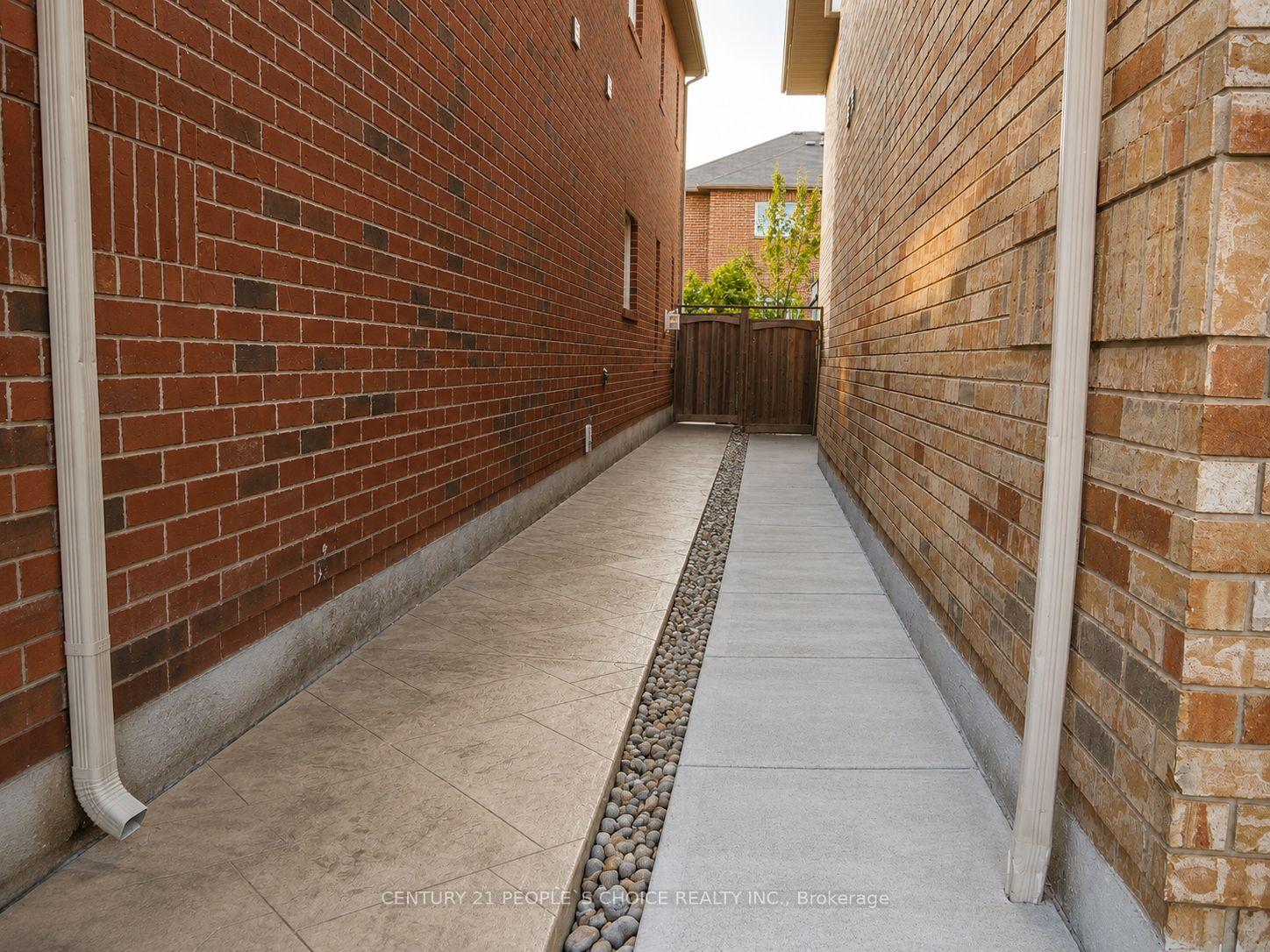 Photo 10 of 751 White Clover Way, Mississauga, East Credit — HOMEH