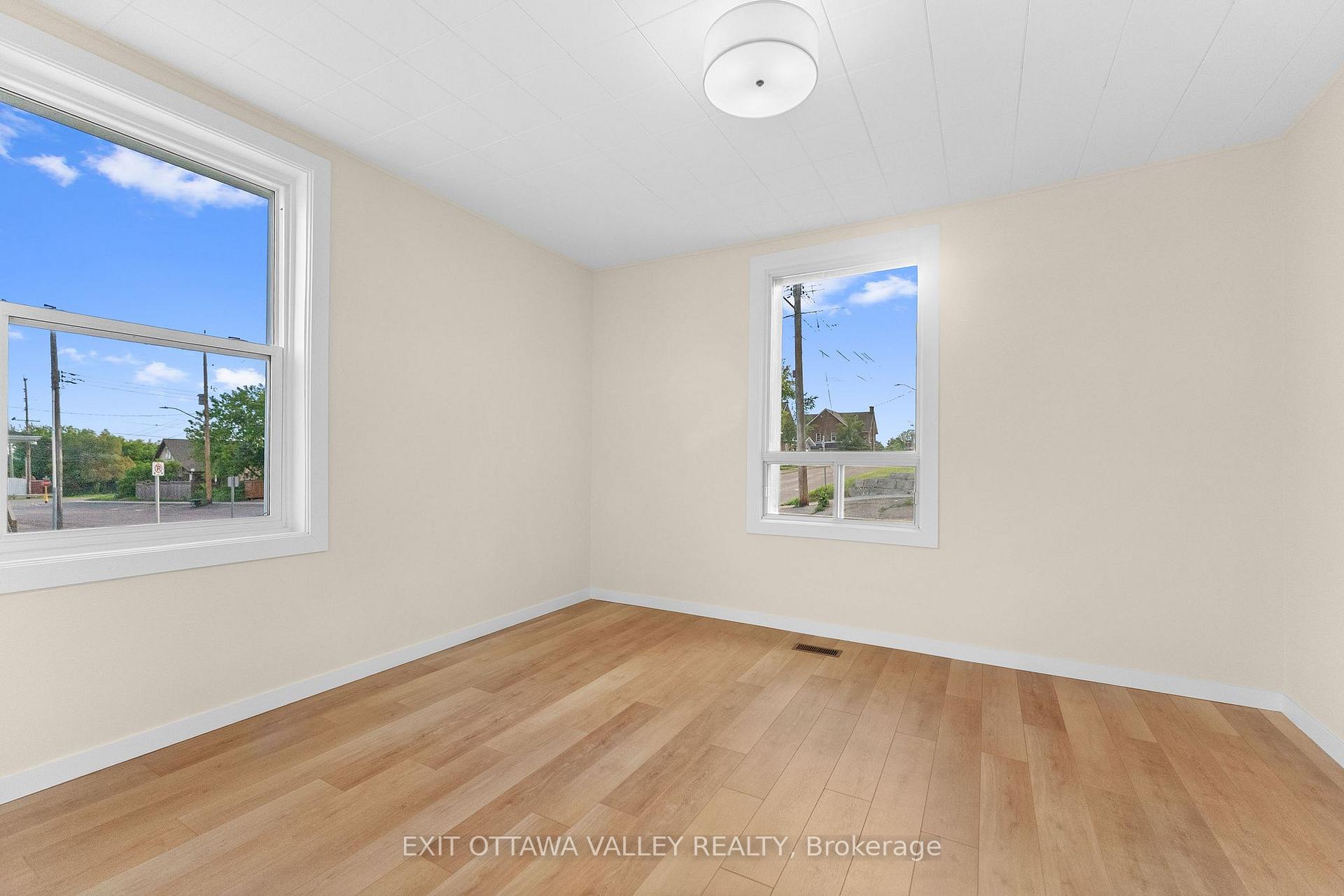 Photo 10 of 164 Maple Avenue, Pembroke, Pembroke — HOMEH