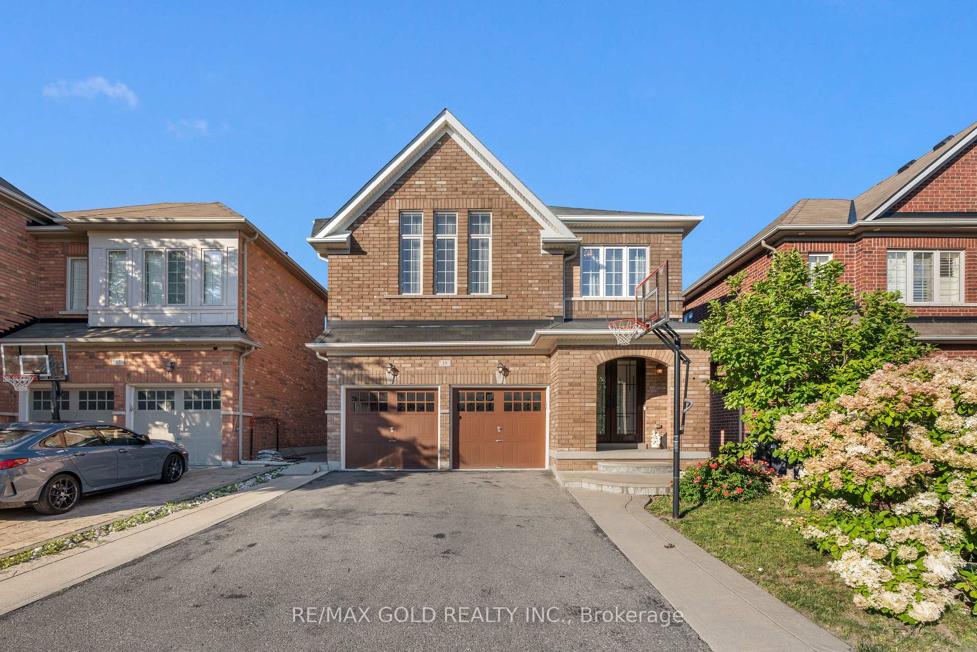 Photo 2 of 19 Bellcrest Road, Brampton, Credit Valley — HOMEH