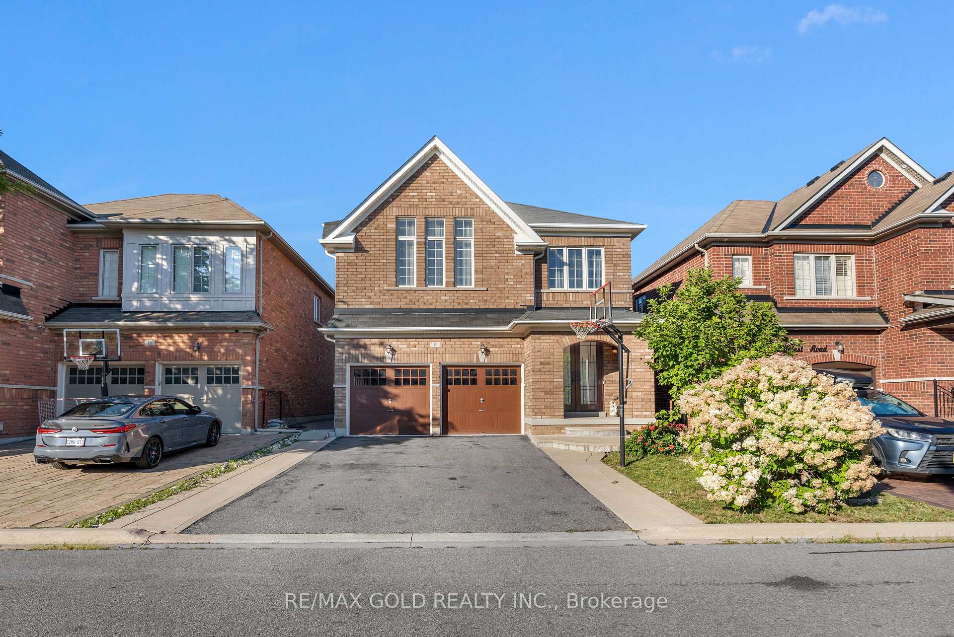 Photo 3 of 19 Bellcrest Road, Brampton, Credit Valley — HOMEH