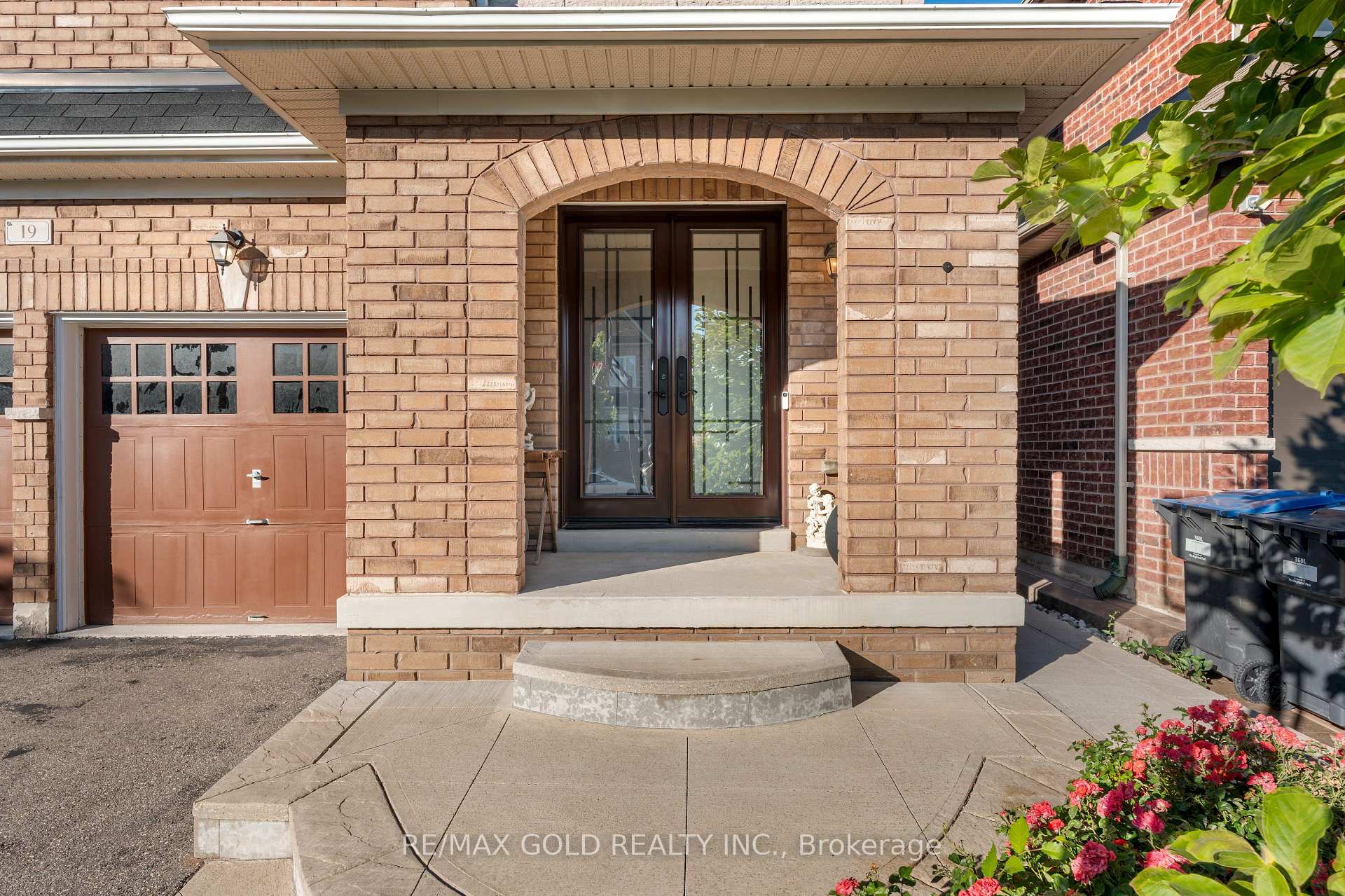 Photo 4 of 19 Bellcrest Road, Brampton, Credit Valley — HOMEH