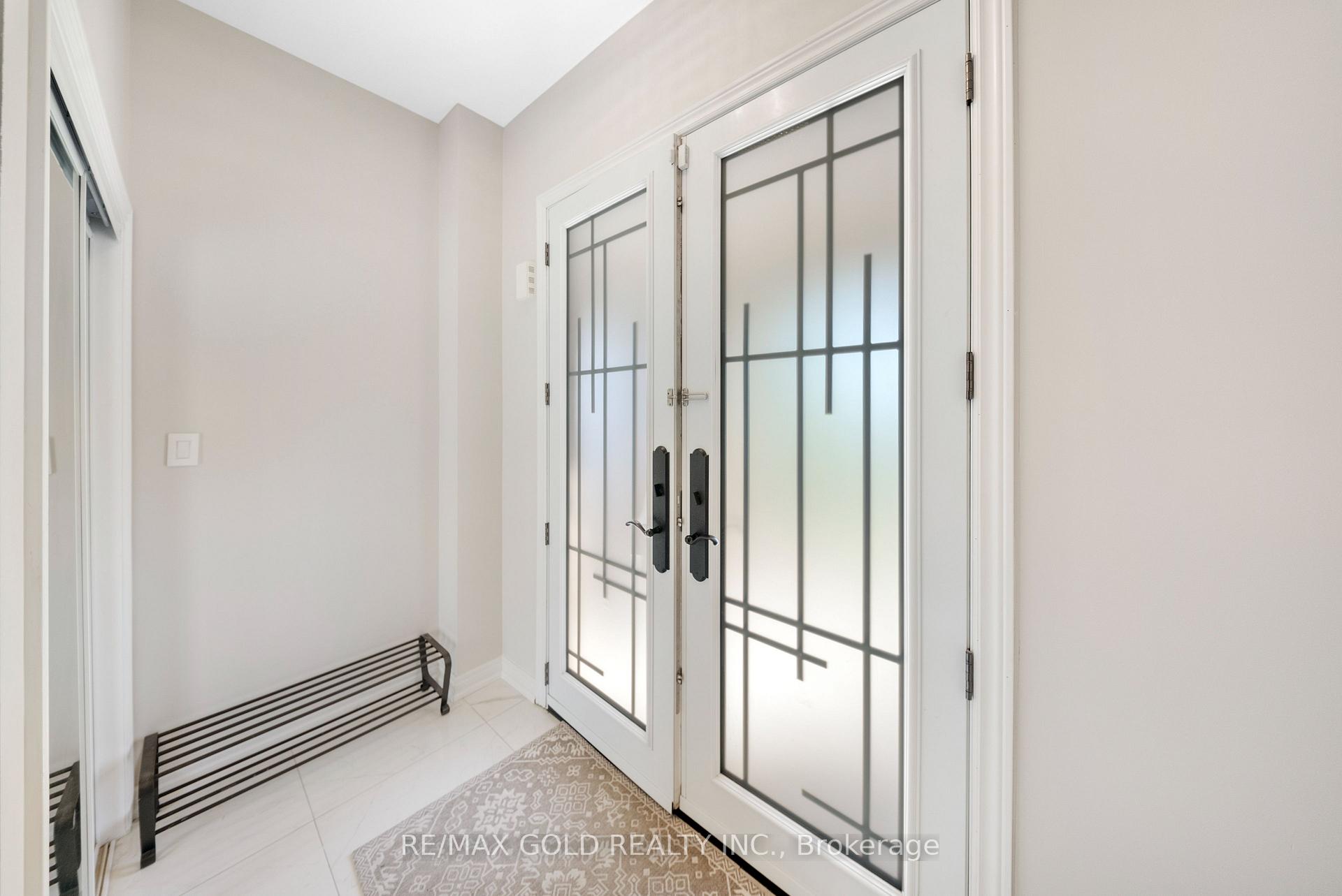 Photo 5 of 19 Bellcrest Road, Brampton, Credit Valley — HOMEH