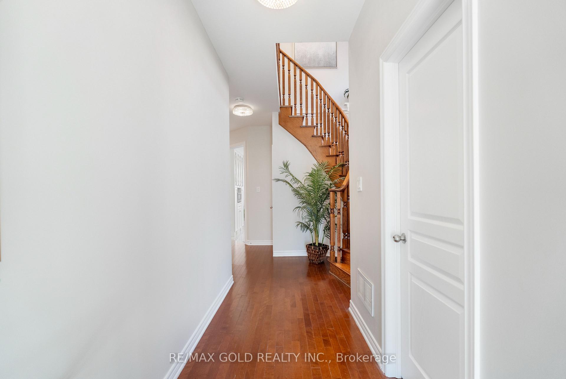 Photo 6 of 19 Bellcrest Road, Brampton, Credit Valley — HOMEH