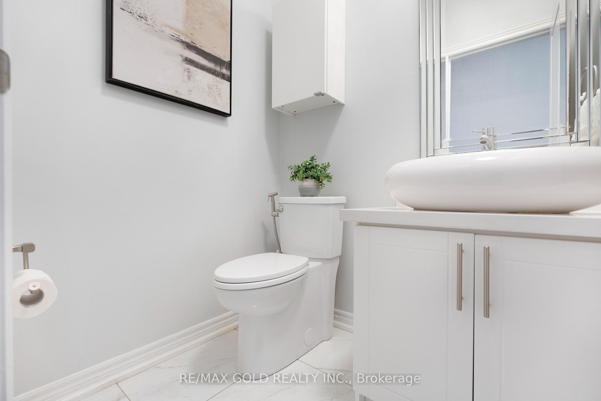 Photo 8 of 19 Bellcrest Road, Brampton, Credit Valley — HOMEH