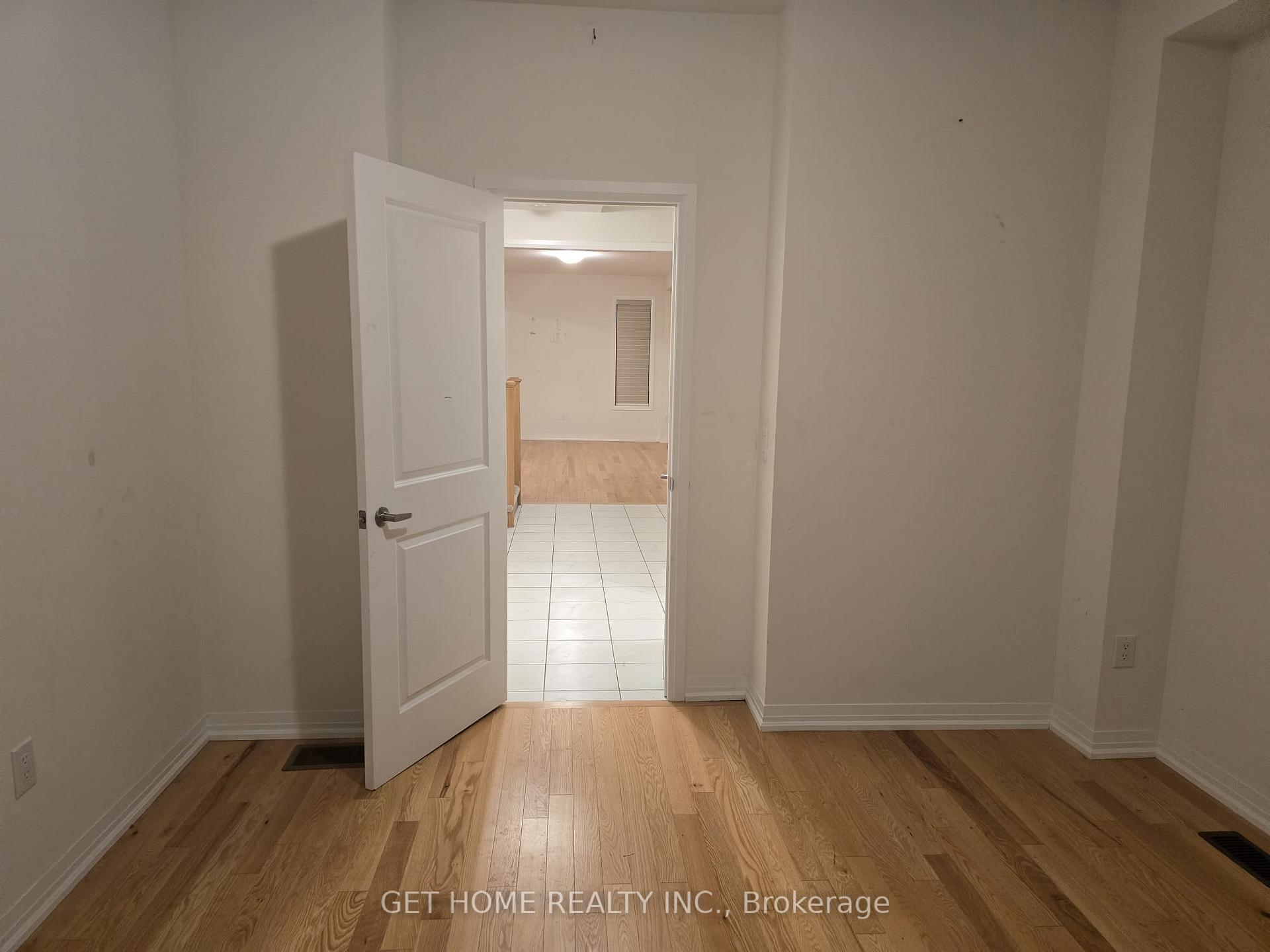 Photo 10 of 52 Crossmore Crescent, Cambridge, Westview — HOMEH