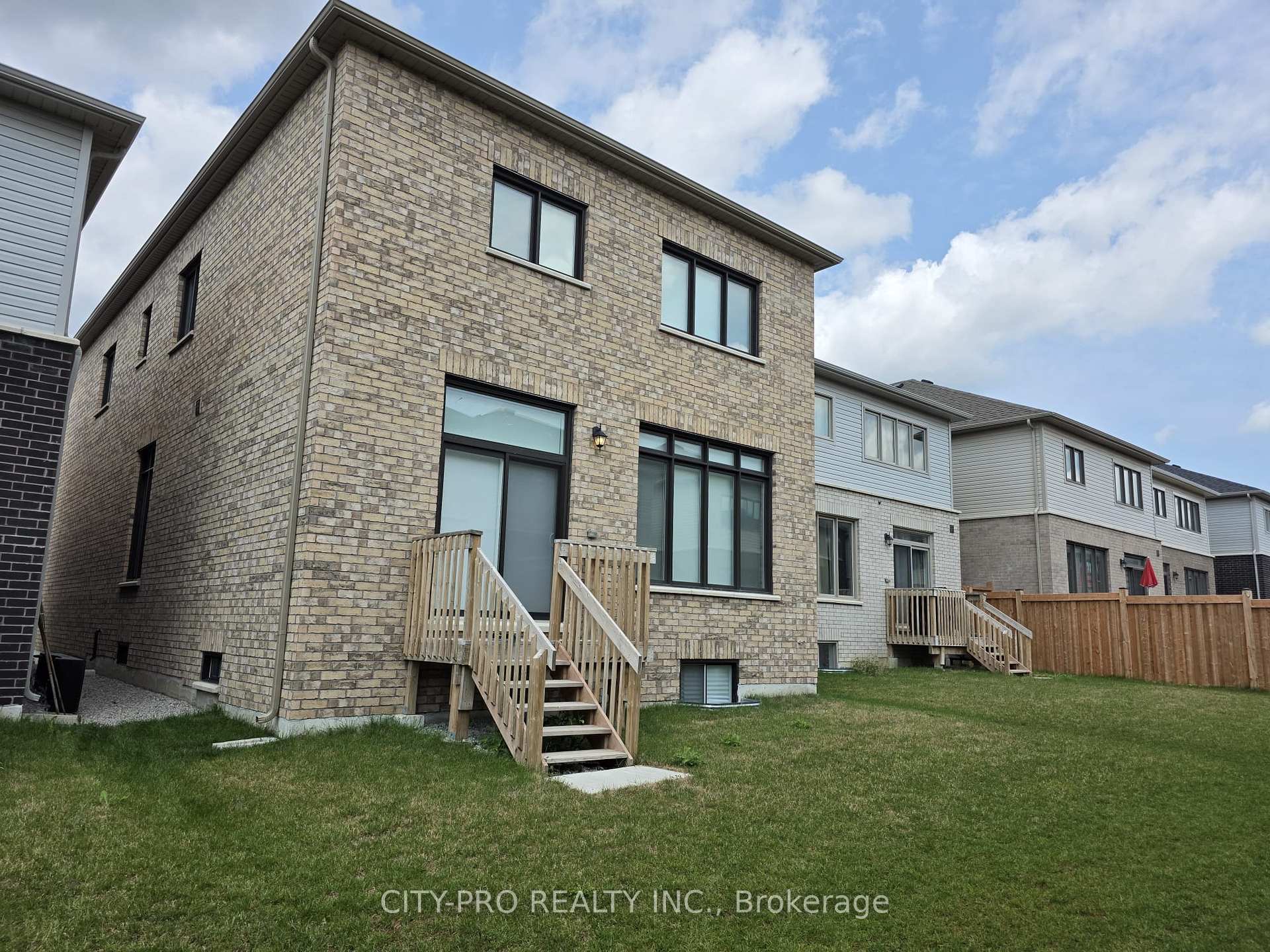 Photo 21 of 104 Shepherd Drive, Barrie, Rural Barrie Southeast — HOMEH