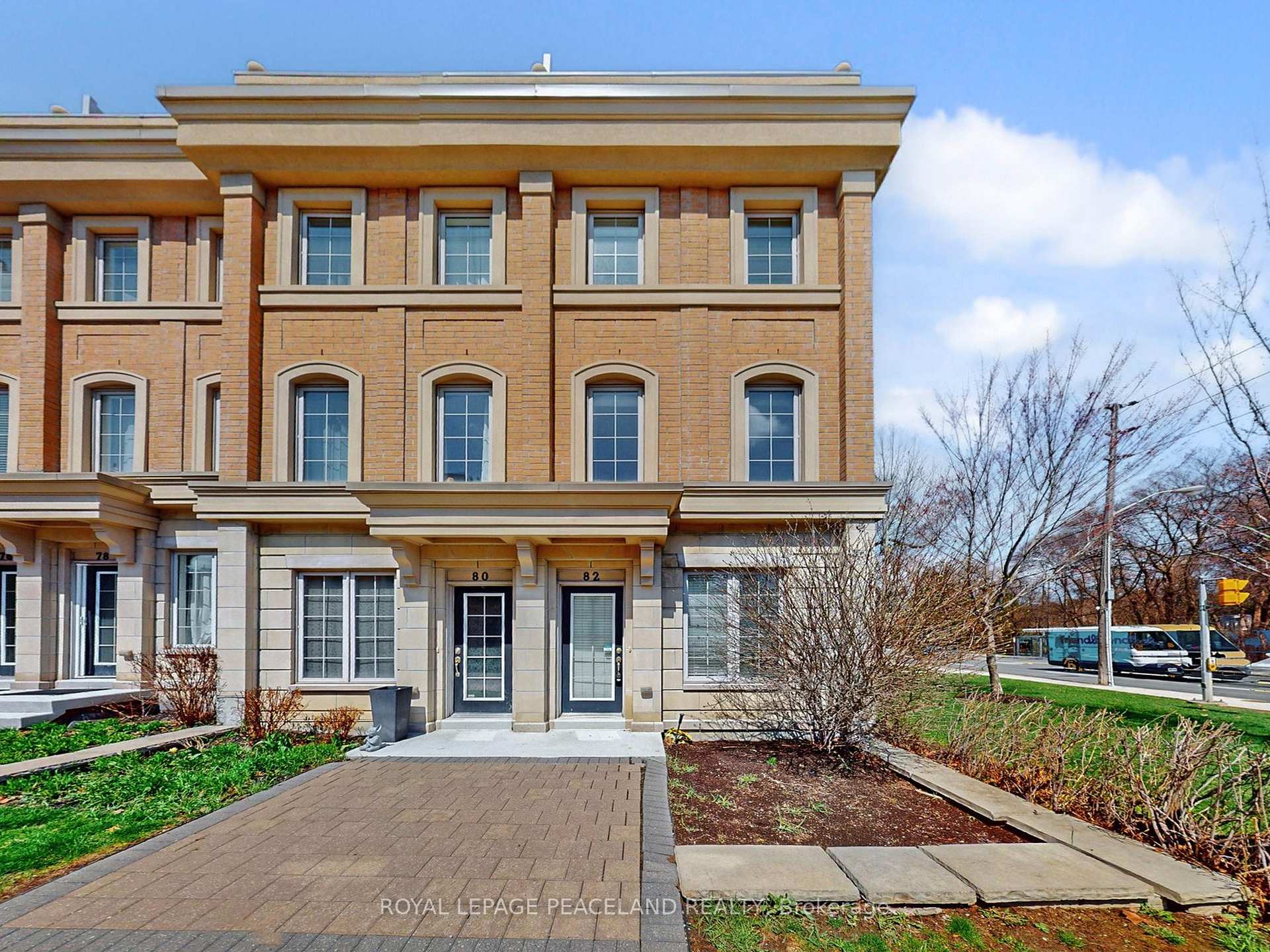Photo 2 of 82 Hargrave Lane, North York, Bridle Path-Sunnybrook-York Mills — HOMEH