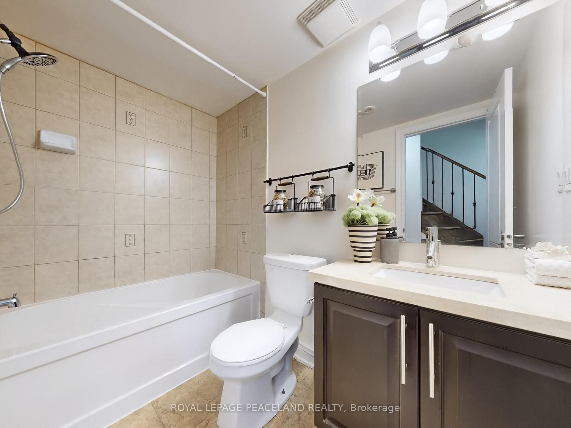 Photo 13 of 82 Hargrave Lane, North York, Bridle Path-Sunnybrook-York Mills — HOMEH