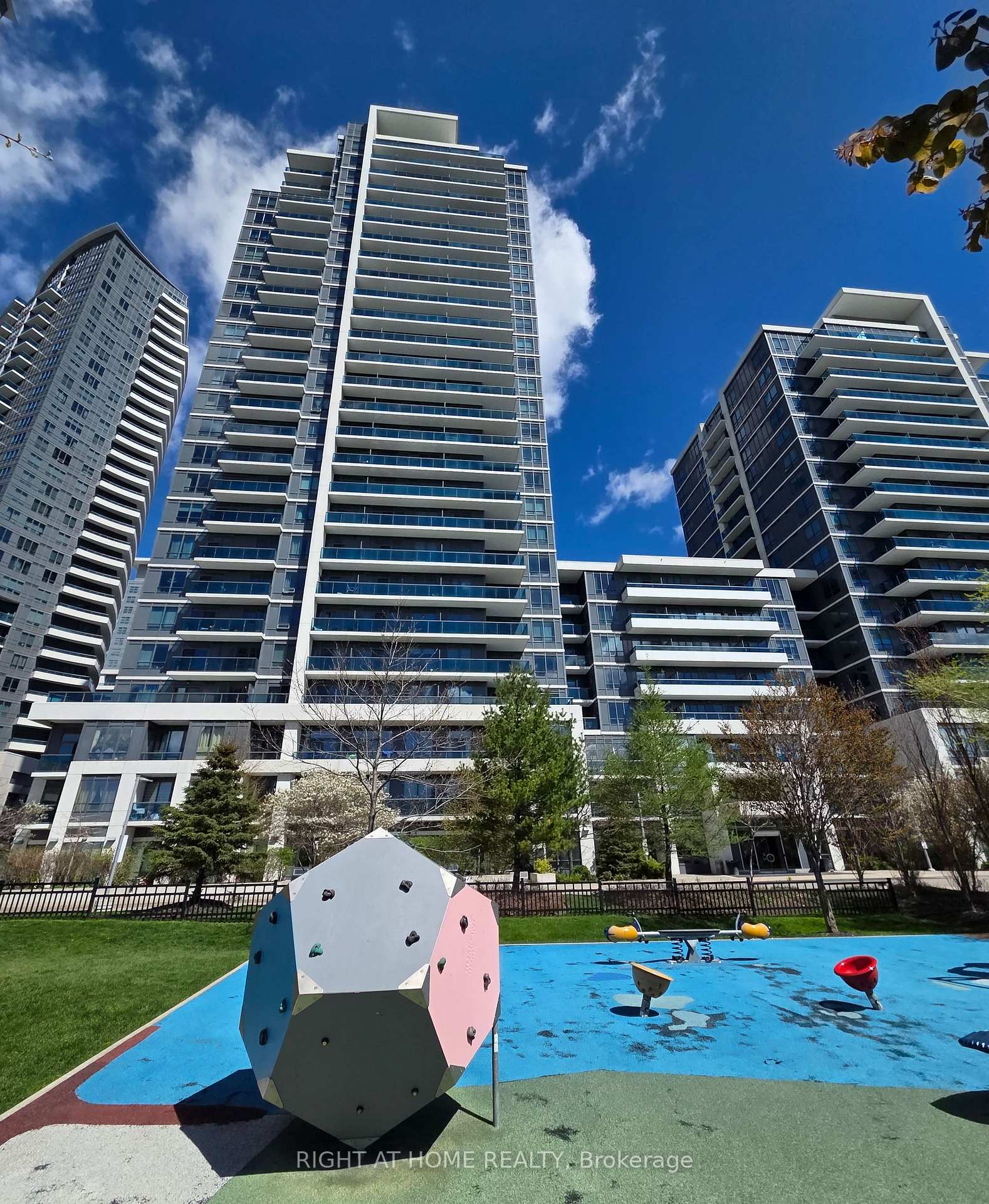 Photo 2 of Unit 1406, 7165 Yonge Street, Markham, Grandview — HOMEH