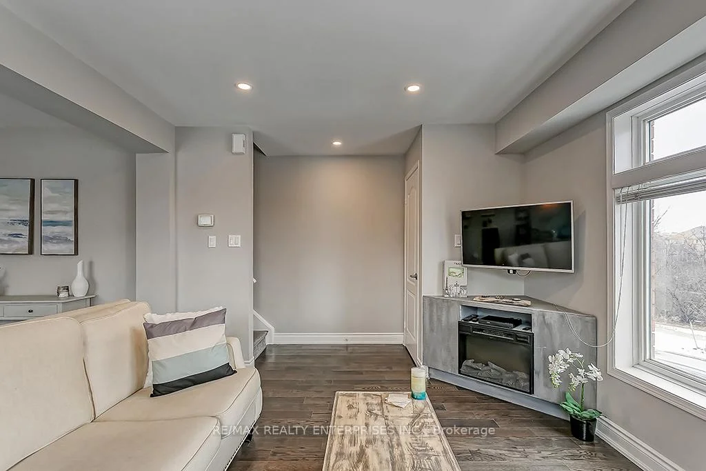 Photo 9 of Unit Unit E, 2386 Munn's Avenue, Oakville, River Oaks — HOMEH