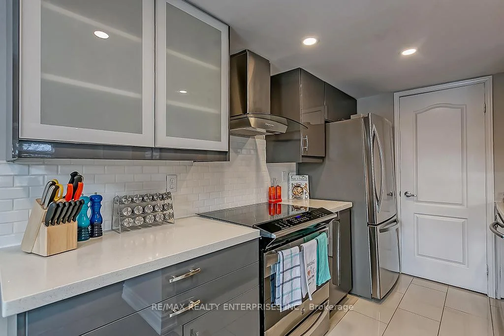 Photo 13 of Unit Unit E, 2386 Munn's Avenue, Oakville, River Oaks — HOMEH