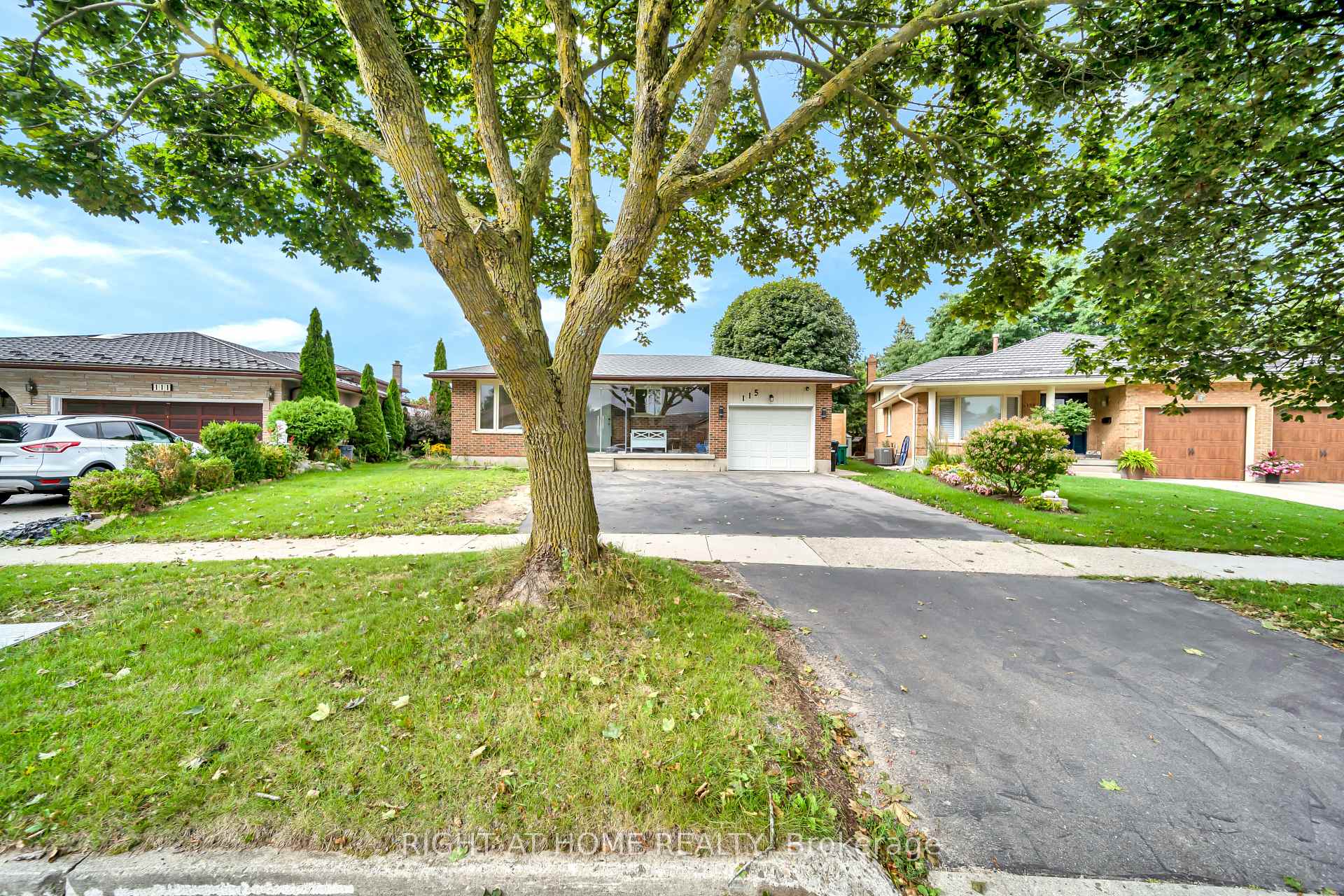 Photo 2 of 115 Countryside (Main only) Crescent, Kitchener, Country Hills West — HOMEH