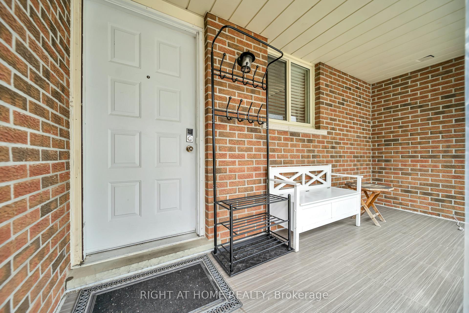Photo 4 of 115 Countryside (Main only) Crescent, Kitchener, Country Hills West — HOMEH