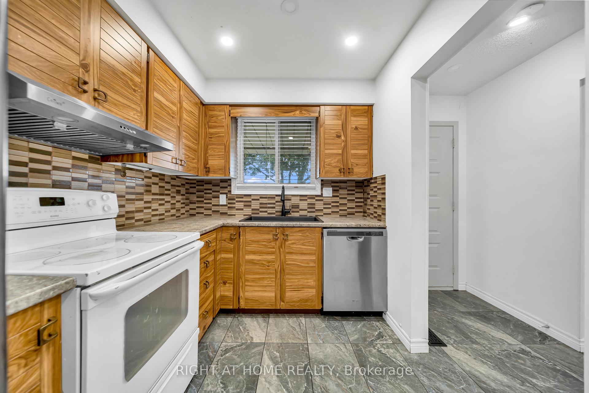 Photo 10 of 115 Countryside (Main only) Crescent, Kitchener, Country Hills West — HOMEH